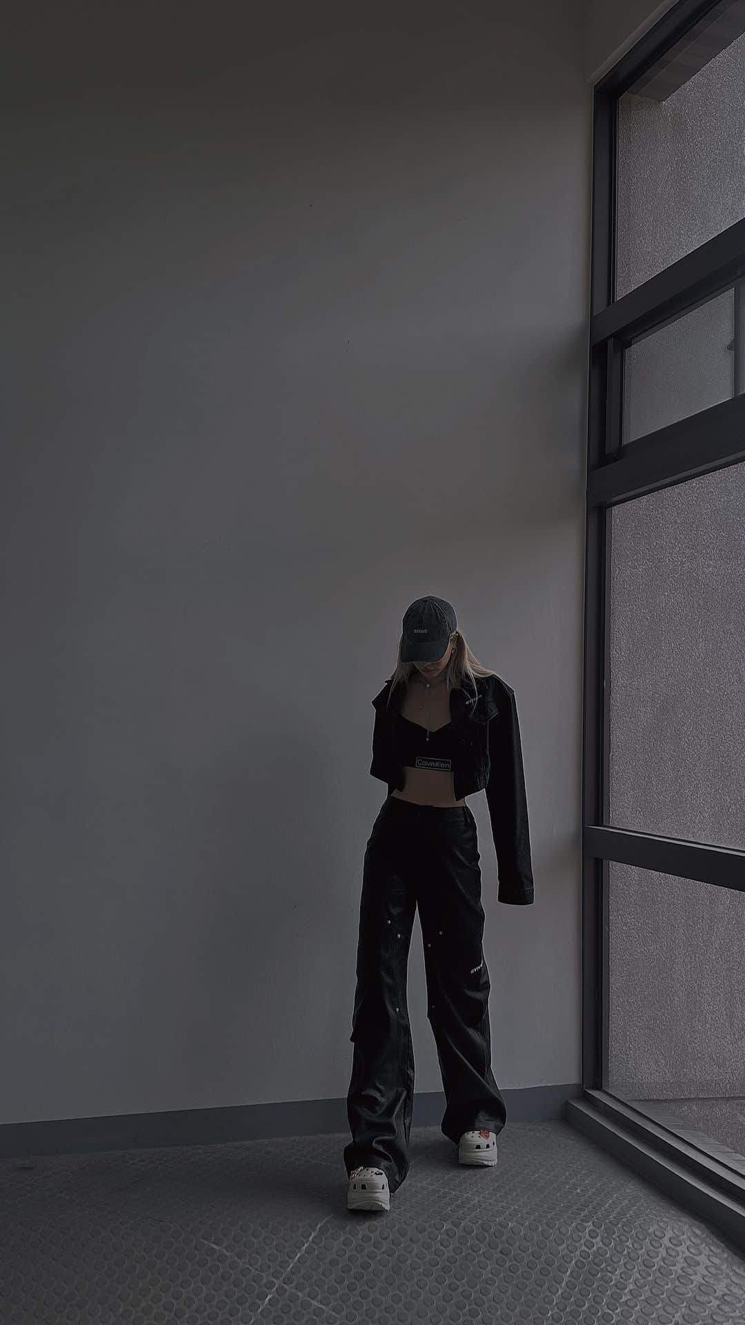 林咖安（Lyla）のインスタグラム：「#sundayvibes   身體說差不多該休息一下了🫁🔥🖤✨ 走走路就好😂  #weekendoutfit」