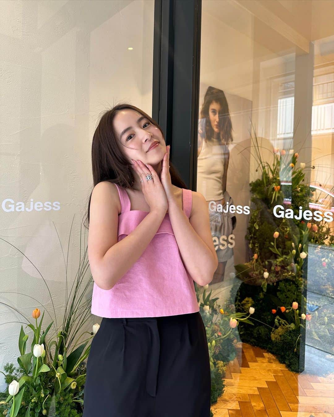 三條場夏海さんのインスタグラム写真 - (三條場夏海Instagram)「. @gajess_jp 23SS debut preview 無事走りきりましたーーー！✨🎀  本当に毎日お越し頂いた皆様のお顔を見る度に 嬉しい気持ちが込み上げる繰り返しで 3日間幸せ気分が続きっぱなしでした。  前職での関係者の皆様から 初めましての方、 いつも応援してくれる友達や先輩後輩に このブランド、私の新しいスタートを 大好きな皆様に見て頂けた事が なにより嬉しくも感慨深いものが沢山ありました🌅  洋服を見ていただいて 『艶っぽい』とか 『シンプルだからこそこーゆうのなかった！』 と言っていただけるコメントが有り難い事に本当に多くて。 それは私が目指してきた大事な部分なので このような機会を設けて本当に良かったなと改めて感じました🚪🙏🏽✨  お世話になった皆様への 沢山の恩を洋服でお返しできるように頑張ろう❕と更に身が引き締まる思いです🌷 ご来場、本当にありがとうございました。  フォロワーの皆さまに @gajess_jp で幸せと自信をお届けしますので 発売まで楽しみにしていて下さい！💓  最後にここまで一緒に作り上げてくれた Gajess team❤️‍🔥 皆んながいたから色々悩みながらも ここまで来れました。 これからも夢を一緒に叶えていきましょう✨✌🏽🪩  #gajess」4月2日 21時34分 - natsumi_sanjouba