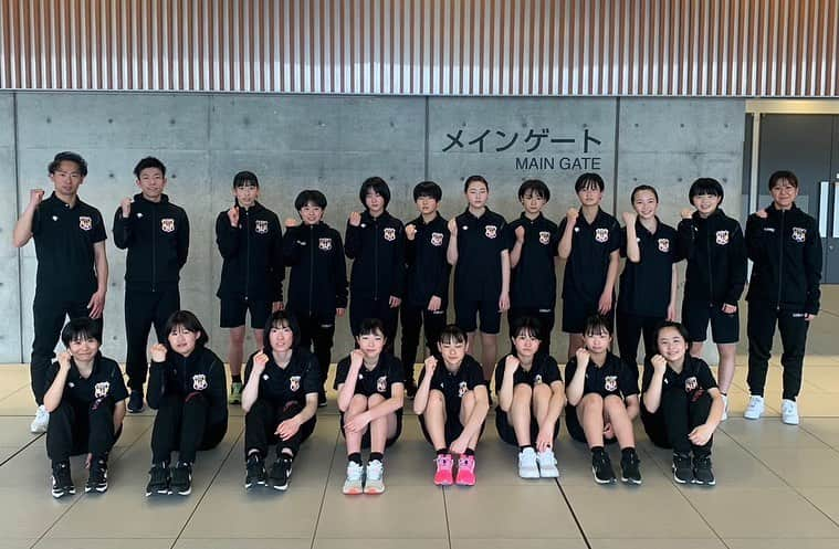 山本憲吾のインスタグラム：「2023.4.1〜2 VC長野トライデンツjr女子U15  Tealmare cupに参加してきました‼️  愛知県をはじめ、東京や大阪、静岡などのクラブチームが集まり行われました！ とてもレベルの高い大会で新チームにとっては、 経験を積むため、今後のチーム作りのポイントになる二日間となりました❗️  予選は2位通過し、 決勝トーナメント進出でき 一勝ニ敗と悔しい結果に終わりましたが、 相手が嫌がるぐらいレシーブしたり、強い相手にも食らいつく場面もあり、 チームや個人にとって とても収穫のあるゲームができました！ 最後は勝って、長野に帰れてよかったです。  まだまだ始まったばかりなので、一人一人を大切に、全員バレーで頑張りたいと思います！  今回、招待していただいた 主催者のアイシンティルマーレチームや関係者の皆様、運営していただきありがとうございました。 コロナで中止する大会もあったので、新年度から大会に参加でき、感謝しかありません。  ファンの皆様、これからもジュニアチームの応援よろしくお願いします🙇‍♂️  #山本憲吾  #vc長野女子u15  #tealmarecup  #スカイホール豊田  #アイシンティルマーレ  #アイシンティルマーレcup」