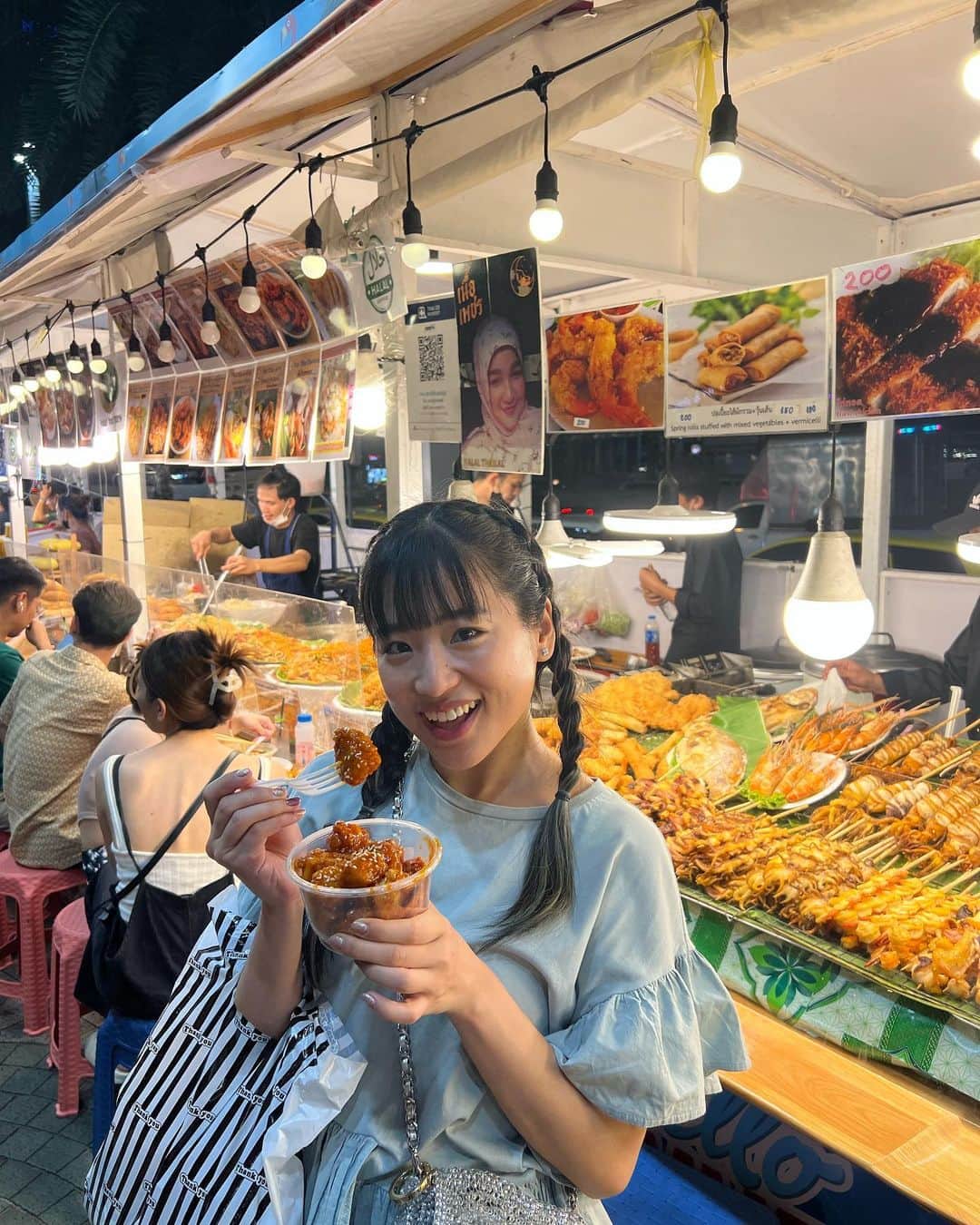 仲川遥香さんのインスタグラム写真 - (仲川遥香Instagram)「Itadakimasu😁 このチキン美味しかった❤️‍🔥 Ini Ayam Kaya karaage enak banget😭❤️‍🔥  #thai #jalanjalan #girlstrip #food #ジャカルタ生活  #タイ旅行 #屋台 #グルメ #三姉妹」4月2日 21時37分 - haruuuu_chan