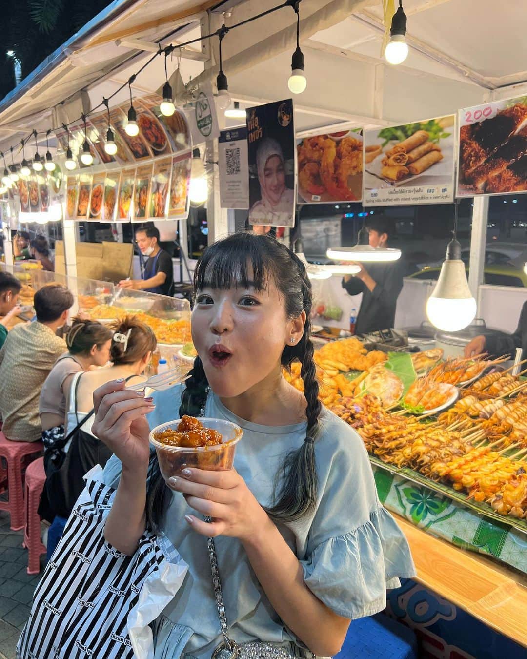 仲川遥香さんのインスタグラム写真 - (仲川遥香Instagram)「Itadakimasu😁 このチキン美味しかった❤️‍🔥 Ini Ayam Kaya karaage enak banget😭❤️‍🔥  #thai #jalanjalan #girlstrip #food #ジャカルタ生活  #タイ旅行 #屋台 #グルメ #三姉妹」4月2日 21時37分 - haruuuu_chan