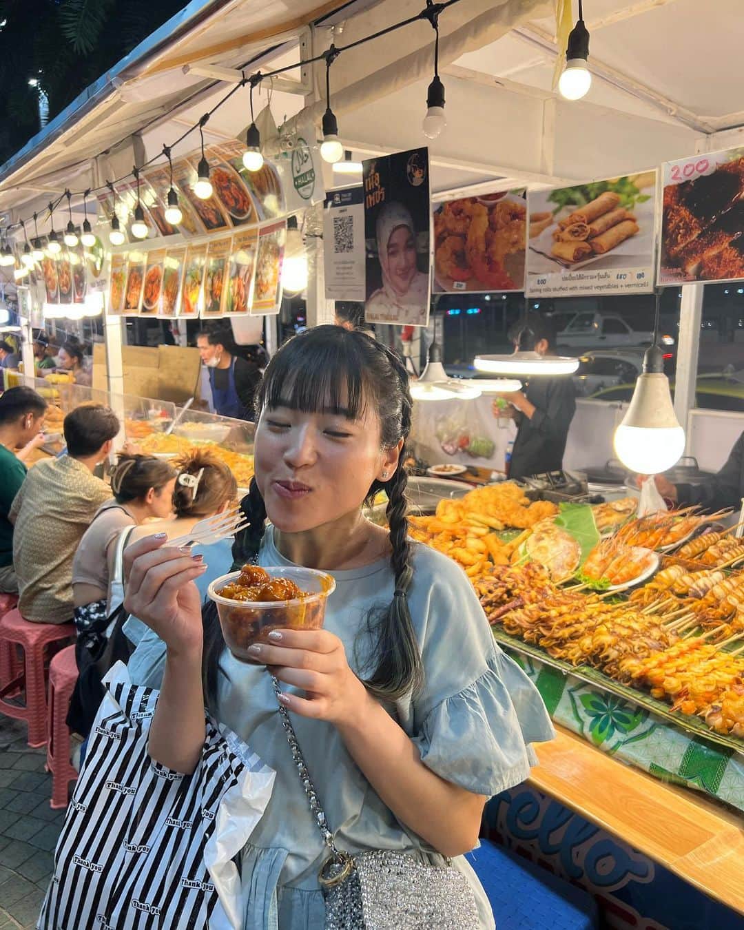 仲川遥香さんのインスタグラム写真 - (仲川遥香Instagram)「Itadakimasu😁 このチキン美味しかった❤️‍🔥 Ini Ayam Kaya karaage enak banget😭❤️‍🔥  #thai #jalanjalan #girlstrip #food #ジャカルタ生活  #タイ旅行 #屋台 #グルメ #三姉妹」4月2日 21時37分 - haruuuu_chan