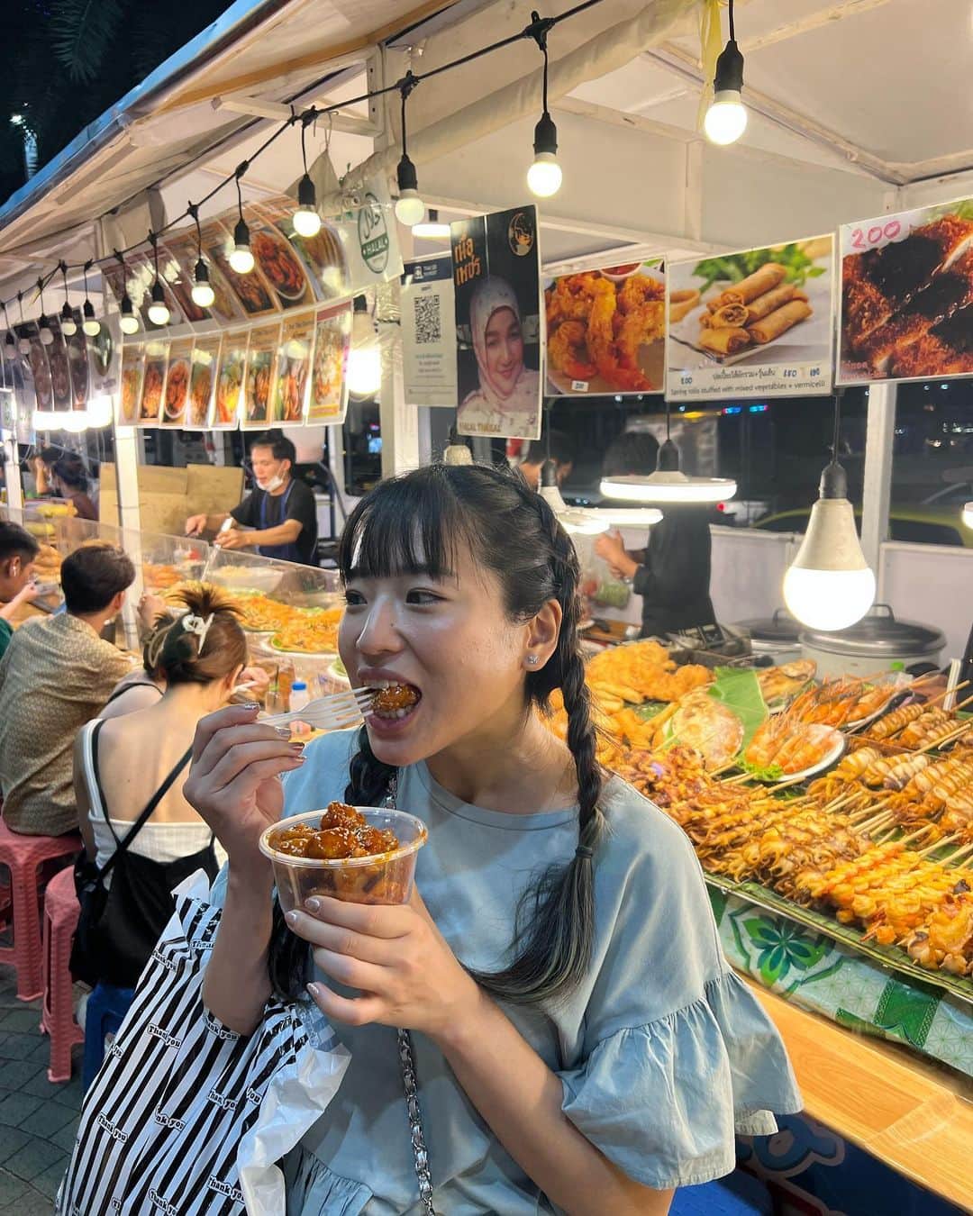 仲川遥香さんのインスタグラム写真 - (仲川遥香Instagram)「Itadakimasu😁 このチキン美味しかった❤️‍🔥 Ini Ayam Kaya karaage enak banget😭❤️‍🔥  #thai #jalanjalan #girlstrip #food #ジャカルタ生活  #タイ旅行 #屋台 #グルメ #三姉妹」4月2日 21時37分 - haruuuu_chan