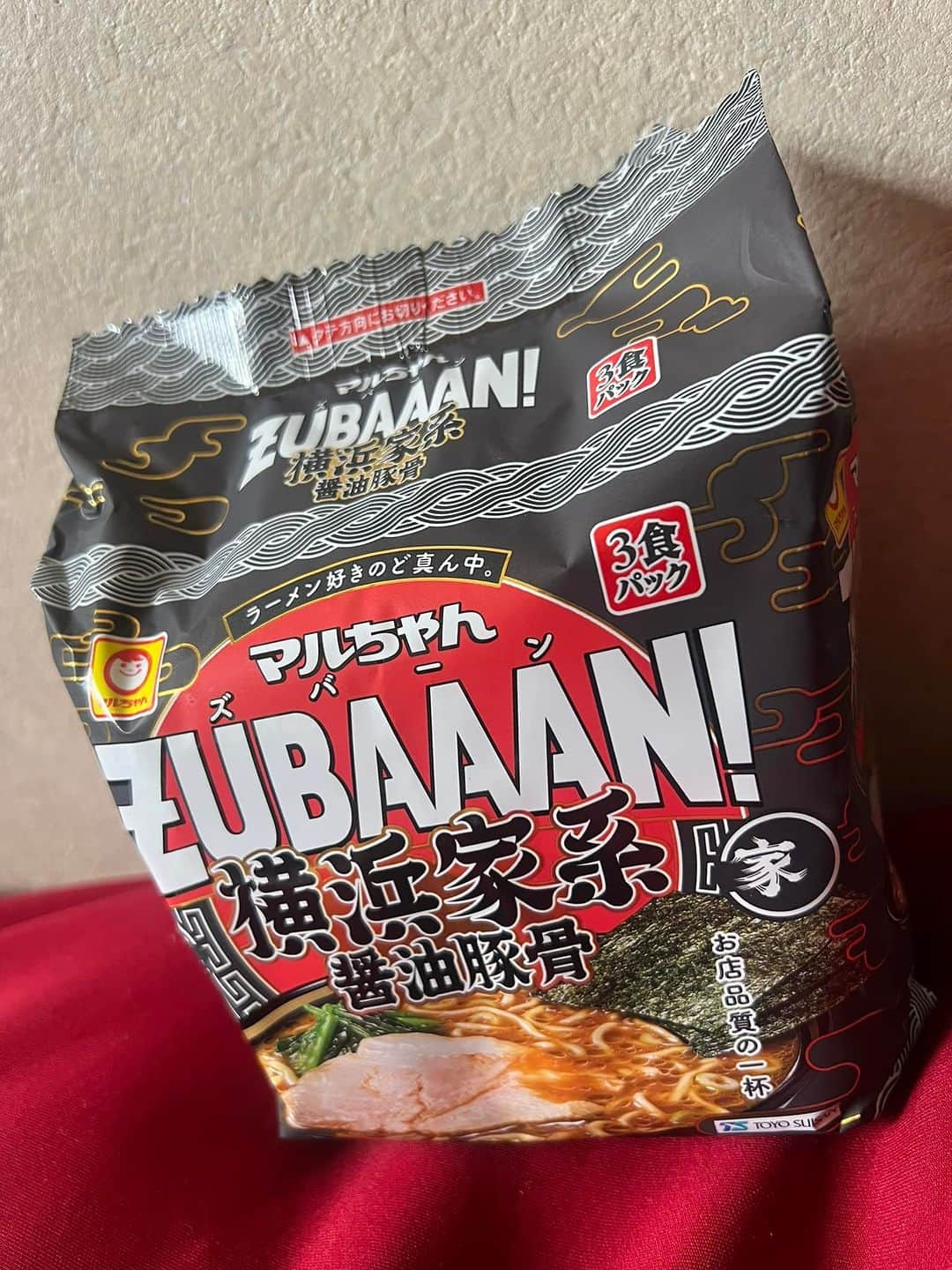 小林佳果さんのインスタグラム写真 - (小林佳果Instagram)「「マルちゃんZUBAAAN！新商品&新CM発表会」の司会をさせていただきました。  昨年のZUBAAAN！新発売の際の記者発表以来2度目の司会です。  前半は、CMにご出演の米倉涼子さんのトーク、 後半は俳優のマキタスポーツさん、らぁ麺飯田商店店主飯田将太さんも加わり「ZUBAAAN！サミット番外編」ということでZUBAAAN！愛の伝わる熱いトークが繰り広げられました。  新商品は、「横浜家系醤油豚骨」。 明日4月3日から発売で、新CMも放送されます。  私も試食させていただきましたが、 本当に、かなり美味しいです！ 神奈川出身、横浜家系大好きな私としてはたまらないお味になっていました。 どれもお店品質の味。 即席麺もここまで進化したのね！とびっくりしちゃいます。 ぜひ、お試しくださいねー！  写真の中の一枚は、東洋水産さんのSNS公式さんにいつの間にか激写されていた、スタッフさんとの打ち合わせ写真です。  とても楽しく、 会場中に笑顔溢れる記者発表となりました😊  「米倉さんトーク」MAiDiGi TVチャンネル▶︎ https://youtu.be/uGgKxy9Zr0U  「ズバーンサミット」maruchan公式チャンネル▶︎ https://youtu.be/M9vD2H71wfQ」4月2日 21時38分 - keika_kobayashi