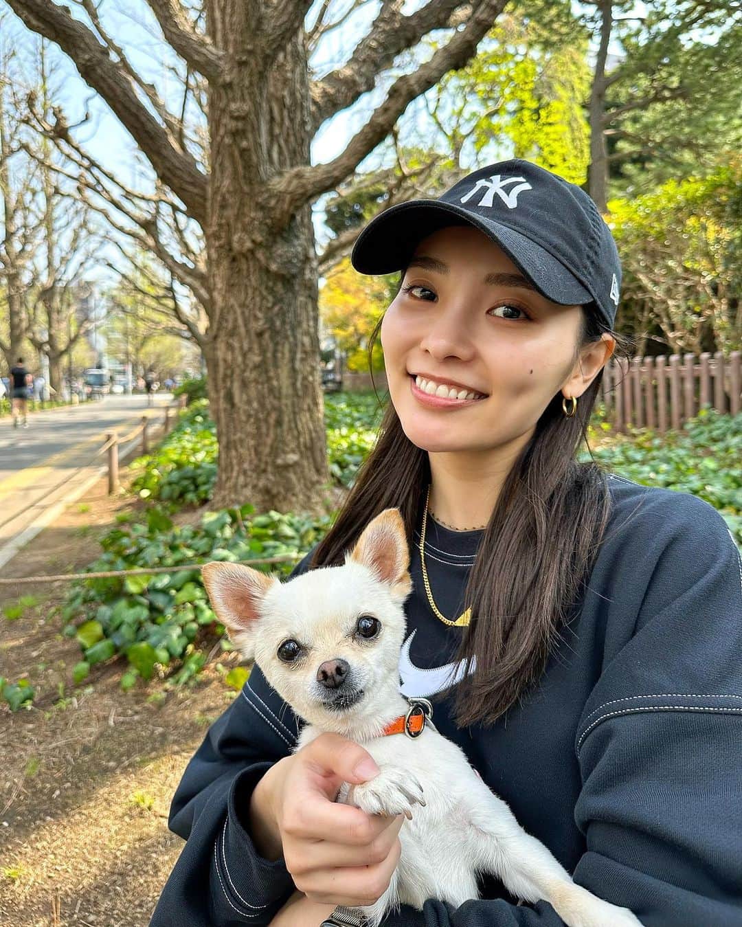 KANAMIのインスタグラム：「・ @nike な日🖤 プアがおやつに釘付けで私引いてるの図(3枚目参照)  @niketokyo  #趣味散歩」