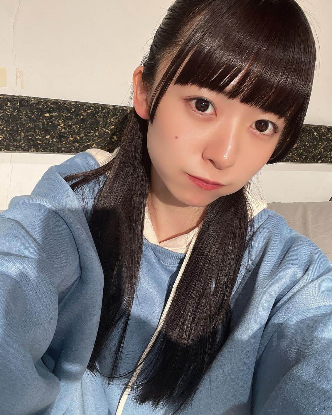橋本美桜のインスタグラム：「このパーカー好評でうれしい＾＾ ⁡ ⁡ ⁡ #アイドル #IDOL #偶像 #パッツン前髪 #ロングヘア  #黒髪 #黒髪ロング #黒髪ストレート #ストレートヘア #ハーフアップ #ナチュラルメイク #自撮り #私服 #パーカー #パーカー女子 #ootd #makeup」