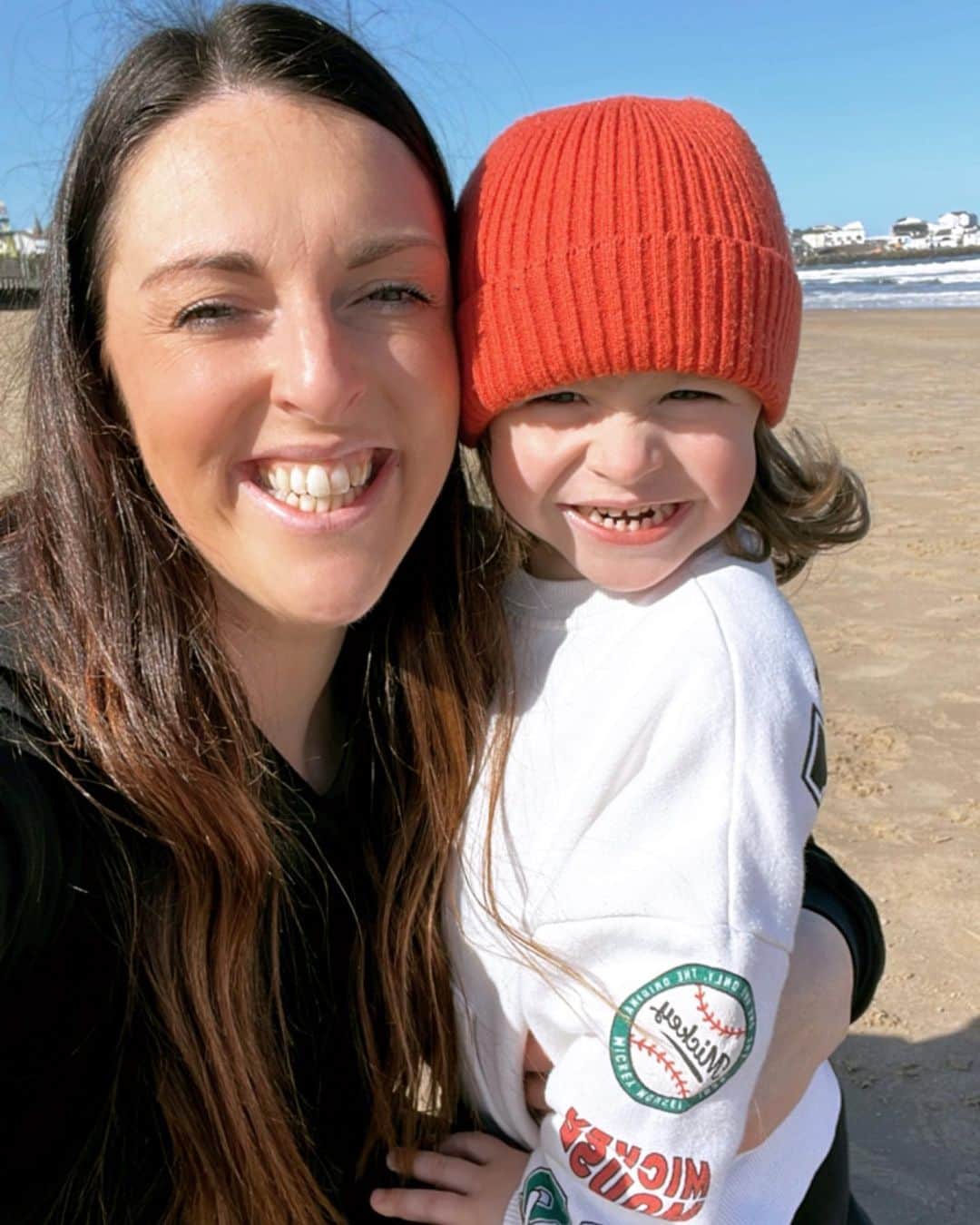 のインスタグラム：「Beautiful morning at the beach, bike rides and family time! 🤩💕💙」