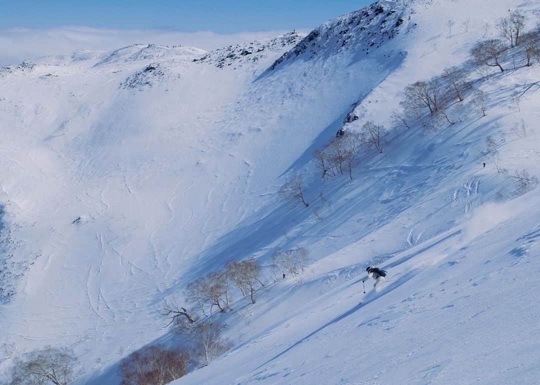 岩本憧子のインスタグラム：「. 最近は毎日ぽかぽか陽気でゆるりと過ごしております🌸 . 冬の写真を見て、 あ〜楽しかったなぁ と思いを馳せながらも、 ぽかぽかな春も好きだなと感じております。(花粉症がなければもっと好きなんだけど) . 私は、4/7〜9に野沢温泉スキー場で開催される試乗会でシーズンアウトな予感🫠 . . みなさま、遊びに来てください🤍✌️ . . 📷: @forestlogd  . . #vectorglide  #swanygloves_jp  #contour  #whitetime_asahikawa  #houdini  #houdinisportswear #poc #fullmarkshakuba #ski #skier  #スキー　#スキーヤー」
