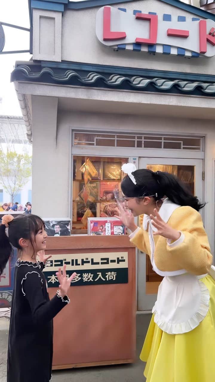 のインスタグラム：「. 同じ名前だったのもあり 一緒に写真撮りたい〜って待ってたら 一緒に踊れてとっても嬉しかったみたい🥰 . 西武園ゆうえんちお誕生日シールもらったらたくさんの人にお祝いしてもらって とっても嬉しい誕生日だったみたい❤️ . . #nagisa_kouya_movie #西武園ゆうえんち #夕日の丘商店街　#七色渚ちゃん #かわいい　#誕生日　#昭和レトロ」