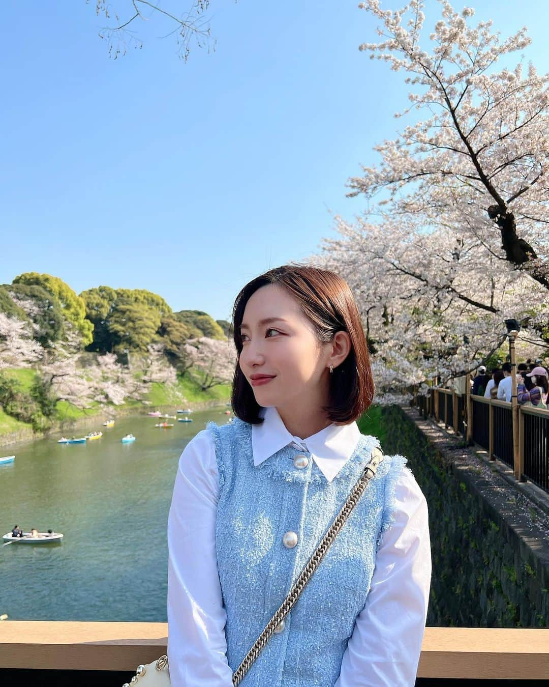 中島亜莉沙のインスタグラム：「開花宣言しようとしたら やや葉桜宣言になった日🌸  靖国神社と千鳥ヶ淵は やや葉桜だったけど 花びらが舞い散ってて綺麗だったよ☺️ 2023年4月1日  #花より団子よりプロテインバー  #tokyo #cherryblossom #tokyotrip  #お花見 #都内花見 #標本木 #お花見コーデ #春コーデ #ピクニックデート」