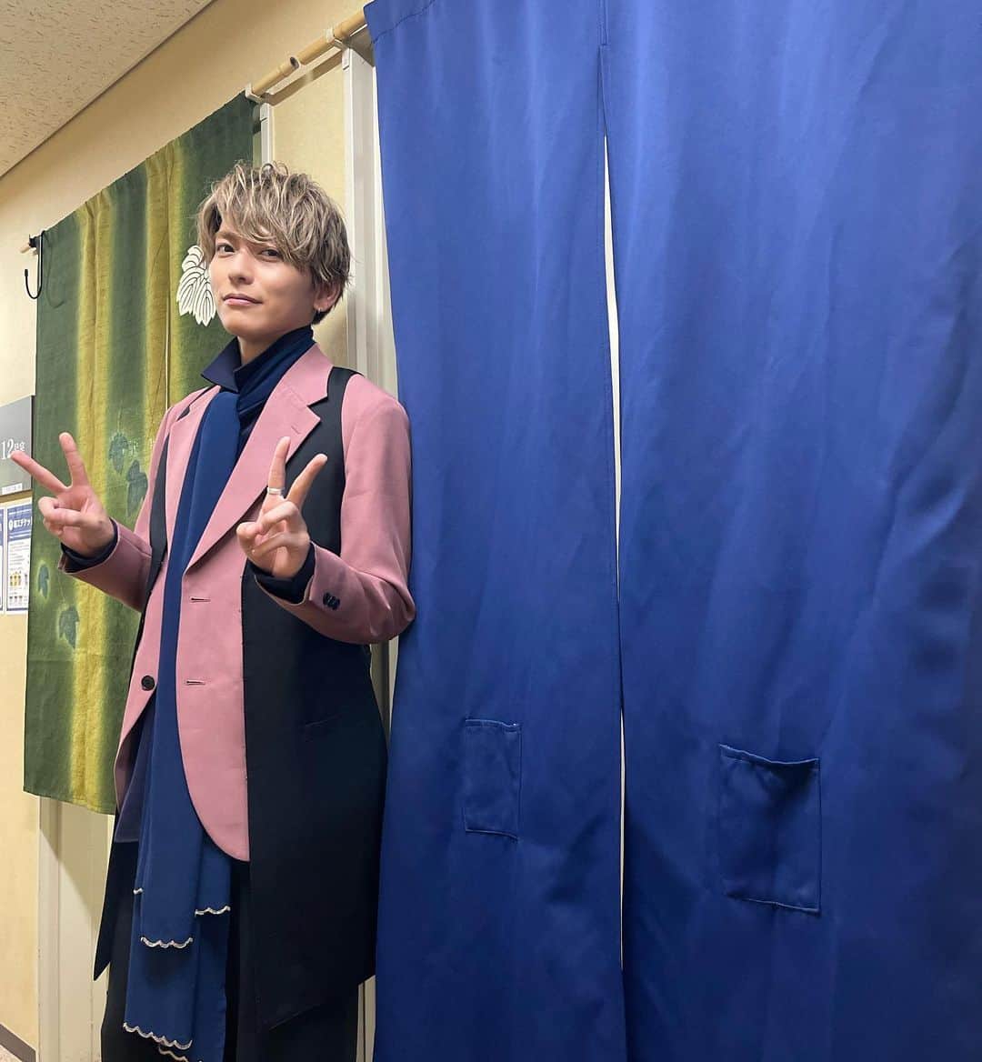 のインスタグラム：「明治座150周年大祝祭ありがとうございました。 改めまして明治座さん、 150周年おめでとうございます。 150年って本当凄い事だよなぁ、、。 そんな舞台に立たせて頂けて感激です。 本日、共演者のスターの皆さんとお写真撮って頂いたので少しずつ載せていきます^_^  #明治座150周年 #Lead#鍵本輝」