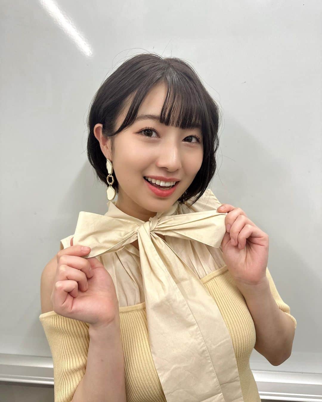 安部若菜のインスタグラム：「もうすっかり春です☺︎  今日は女の子らしいハッピーな色合い💛  お渡し会はどんな服がいいかな？と デート前のように沢山悩み選びました☺️  #つまりこれは #デート服 ♡ #rienda #eimyistoire #アクセサリー #ピアス#春コーデ#春服#ワンピース」