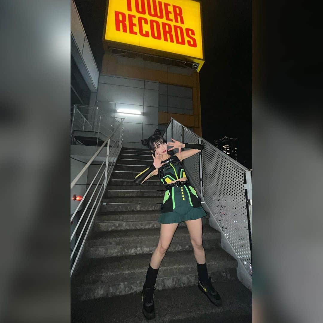 のインスタグラム：「💖新衣装全身💖  広角にしたらめちゃくちゃ脚伸びたけど本当はこんなに長くありません  #タワレコ #リリイベ #アイドル」
