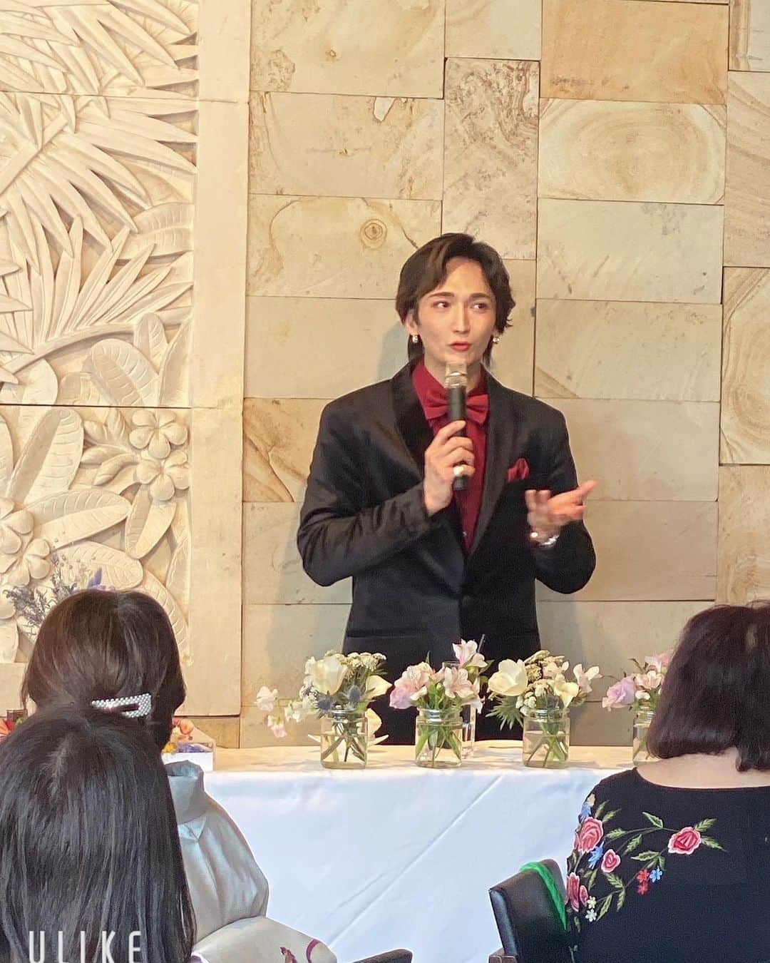 のインスタグラム：「本日は沢山姫達と👸アウタヌーンバブルワイン🍷パーティーとアフタヌーンティー🫖パーティー1部、2部で芸能生活の今まだ語ったことない沢山の事を皆様に知ってもらえて本当に嬉しく感謝の気持ちでいっぱいです❤️✨姫さま達の素敵なお洋服も沢山拝見できザレギャンド東京の素敵な空間もありテンションぶちあがりましゅたー❤️❤️❤️💕✨  僕がここまで続けてこれたのは家族そして友達そして皆さまのおかげです😭❤️✨本当にありがとございました‼️‼️✨　  素敵なビデオメッセージを @ko.dragon 岡さん　@junichi_komoto0407 河本さん　@yuki_torigoe.cleftchin 鳥ちゃん　@shotaro_arisawa しょうたろう　@maximumhikaru ひかる　大大大好きなみなさまからいただき感激でした😭❤️✨‼️ お忙しい中本当に皆様ありがとございました✨✨❤️   生まれてから今までずーっと笑顔と優しく素敵な方々に囲まれ今の自分がいます❤️✨😭　  僕の笑顔は皆様でできていると改めて思いました！そしてハッピーでいられるのはお客様の前でパフォーマンスさせていただいて皆様がよろこんでもらえたら！なみだぶしゅーーーーです❤️✨💕‼️   これからも色々な景色を皆さんが楽しでもらえるように！ 精一杯精進していきたいともいます❤️✨🌈　  本当に素敵な35周年目の４月の第一日曜日 を皆様と過ごすことができて幸せでした❤️✨😭 改めて本当に沢山の 皆様ありがとございました‼️  2023／4／2 丘山晴己より‼️  #写真だけ見ると何かの講演会みたい😂 #なんの講演会にみえる？？」