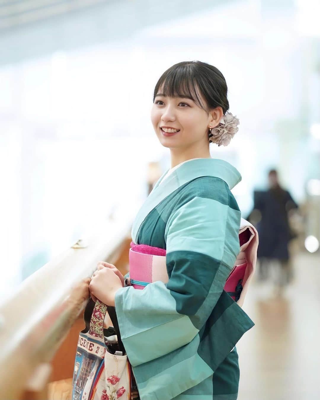 大場あゆみさんのインスタグラム写真 - (大場あゆみInstagram)「伊勢木綿のお着物 ⁡ ⁡ 丈夫でしっかりとした生地で、 普段着として気軽に着れそうです ⁡ ⁡ コーディネートはいつもお世話になっている @hakubi_official_ のスタッフさんが組んでくれました☺️ ⁡ 鮮やかな緑とピンクの組み合わせは あまり身に付けたことがない色合いで新鮮だった𓂃☄︎ ⁡ ⁡ ⁡ ⁡ ⁡ ⁡ ⁡ ⁡ ⁡ ⁡ ⁡ ⁡ ⁡ #japan #kimono #kimonomodern #kimonobloom #wafuku #photo #photography #portrait #portraitphotography #着物 #着物ヘア #着物コーディネート #着物女子 #伊勢 #伊勢木綿 #ポートレート #ヘア #ヘアアレンジ #和服 #日本橋」4月2日 21時48分 - ayumi__oba
