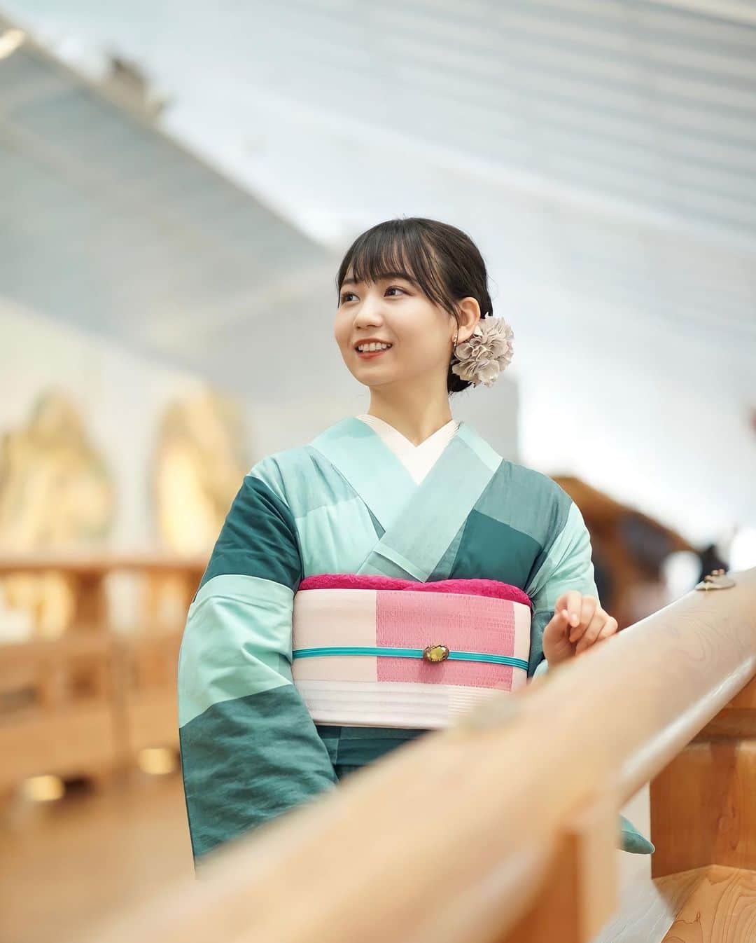 大場あゆみさんのインスタグラム写真 - (大場あゆみInstagram)「伊勢木綿のお着物 ⁡ ⁡ 丈夫でしっかりとした生地で、 普段着として気軽に着れそうです ⁡ ⁡ コーディネートはいつもお世話になっている @hakubi_official_ のスタッフさんが組んでくれました☺️ ⁡ 鮮やかな緑とピンクの組み合わせは あまり身に付けたことがない色合いで新鮮だった𓂃☄︎ ⁡ ⁡ ⁡ ⁡ ⁡ ⁡ ⁡ ⁡ ⁡ ⁡ ⁡ ⁡ ⁡ #japan #kimono #kimonomodern #kimonobloom #wafuku #photo #photography #portrait #portraitphotography #着物 #着物ヘア #着物コーディネート #着物女子 #伊勢 #伊勢木綿 #ポートレート #ヘア #ヘアアレンジ #和服 #日本橋」4月2日 21時48分 - ayumi__oba