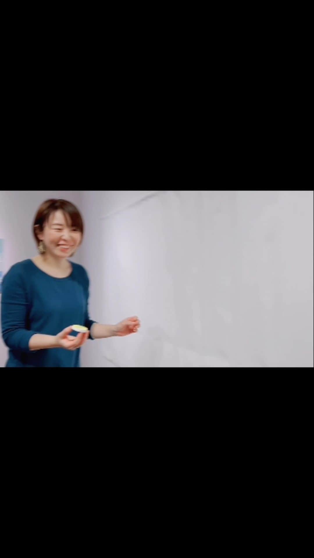 津久井智子のインスタグラム：「ライブペイント1日目 #津久井智子の消しゴムはんここれまでとこれから展  #さんしんギャラリー善 @sanshin_gallery_zen  ヒノデワシ菅谷社長、撮影ありがとうございました😽」