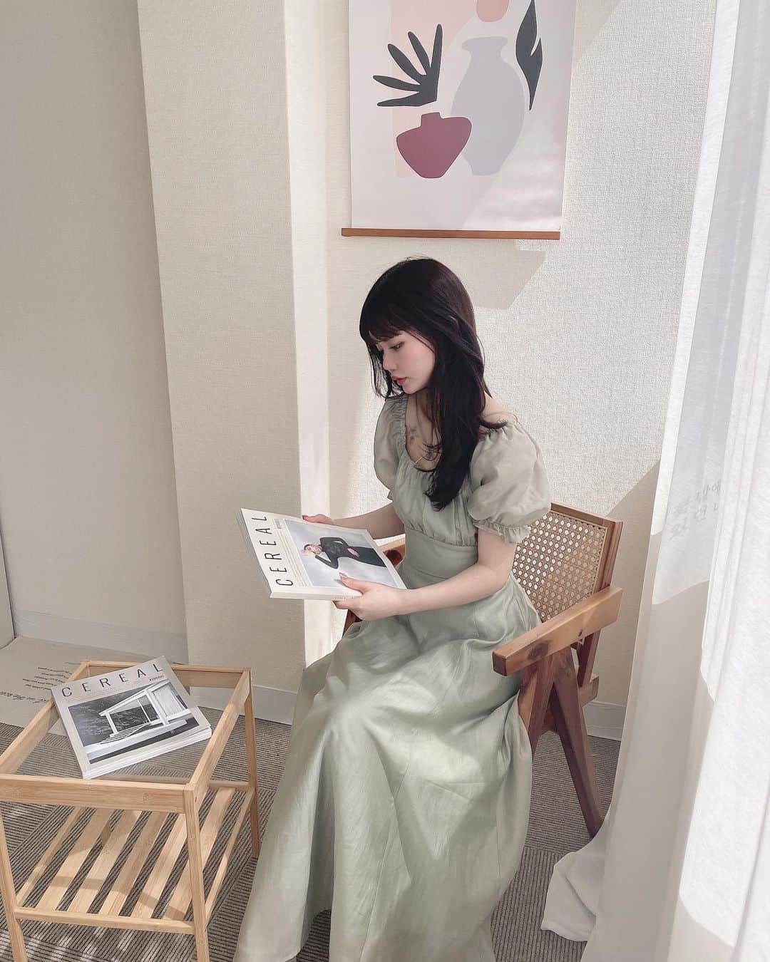 MISAのインスタグラム：「ㅤㅤㅤㅤㅤㅤㅤㅤㅤㅤㅤㅤㅤじゃーーーーん！！🤍 コラボ第一弾はワンピースです🥰🤍🤍🤍　 ㅤㅤㅤㅤㅤㅤㅤㅤㅤㅤㅤㅤㅤ ワンピがだいすきで普段からワンピばっかり 着てるんだけどこんなの欲しい！っていうのを 詰め込んだお気に入りのデザイン になりました😭👏🏻👏🏻🤍🤍 ㅤㅤㅤㅤㅤㅤㅤㅤㅤㅤㅤㅤㅤ ハイウェストで脚長効果抜群だし ㅤㅤㅤㅤㅤㅤㅤㅤㅤㅤㅤㅤㅤ後ろは肌をチラ見せできるように開けてて リボンを結べます🌸胸元にもデザインが欲しくて 私は前を×にしてきてるけど後ろにもできるので 好きな着方をしてもらえたら嬉しいです🤍 ㅤㅤㅤㅤㅤㅤㅤㅤㅤㅤㅤㅤㅤ 腕の部分のパフスリーブも女性らしくて可愛いし オフショルにしても◎💕 ㅤㅤㅤㅤㅤㅤㅤㅤㅤㅤㅤㅤㅤ 生地も高級感あるので普段使いはもちろん、 ちょっとしたディナーとか お呼ばれにも着ていただけるかと思います✨ ㅤㅤㅤㅤㅤㅤㅤㅤㅤㅤㅤㅤㅤ カラーは ミントグリーン、ライトブルー、ブラック の3色展開です🥰🤍🤍 ㅤㅤㅤㅤㅤㅤㅤㅤㅤㅤㅤㅤㅤ はーー！ほんとにかわいい😭😭😭 ㅤㅤㅤㅤㅤㅤㅤㅤㅤㅤㅤㅤㅤㅤㅤㅤㅤㅤㅤㅤㅤㅤㅤㅤ何色が好きですか？💓💓 ㅤㅤㅤㅤㅤㅤㅤㅤㅤㅤㅤㅤㅤㅤㅤㅤㅤㅤㅤㅤㅤㅤㅤㅤㅤㅤㅤㅤㅤㅤㅤㅤㅤㅤㅤㅤㅤㅤㅤ」