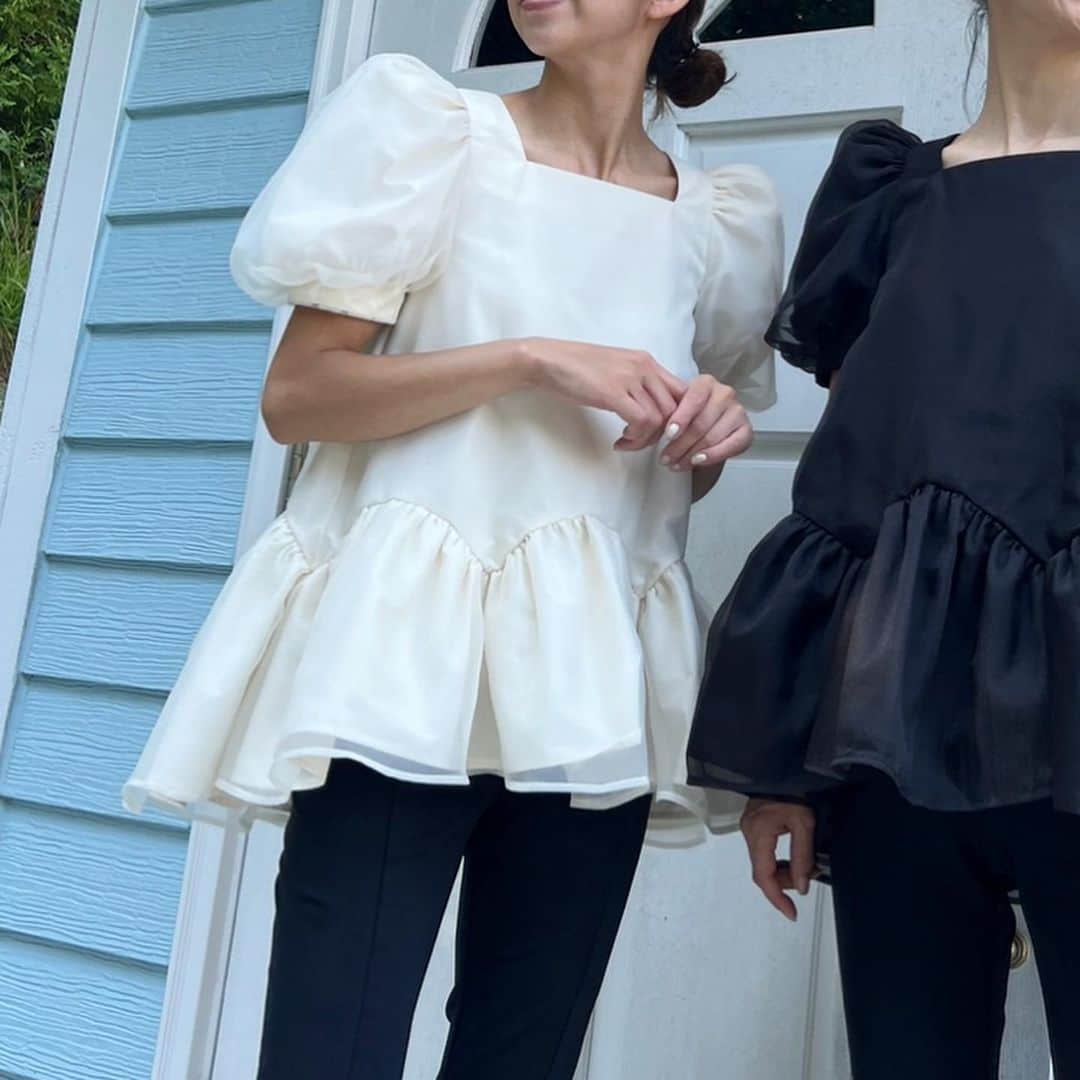 Tsuru by Mariko Oikawaのインスタグラム：「sheer blouse.  シアー生地が特別感を演出してくれるチュニックブラウス。 もちろんデイリーに着こなして気分を上げてほしいチャーミングさも光る一枚。  Deformer ¥33,000（tax in）  polley ¥20,900（tax in）  #tsuru #tsurubymarikooikawa #2023ss」