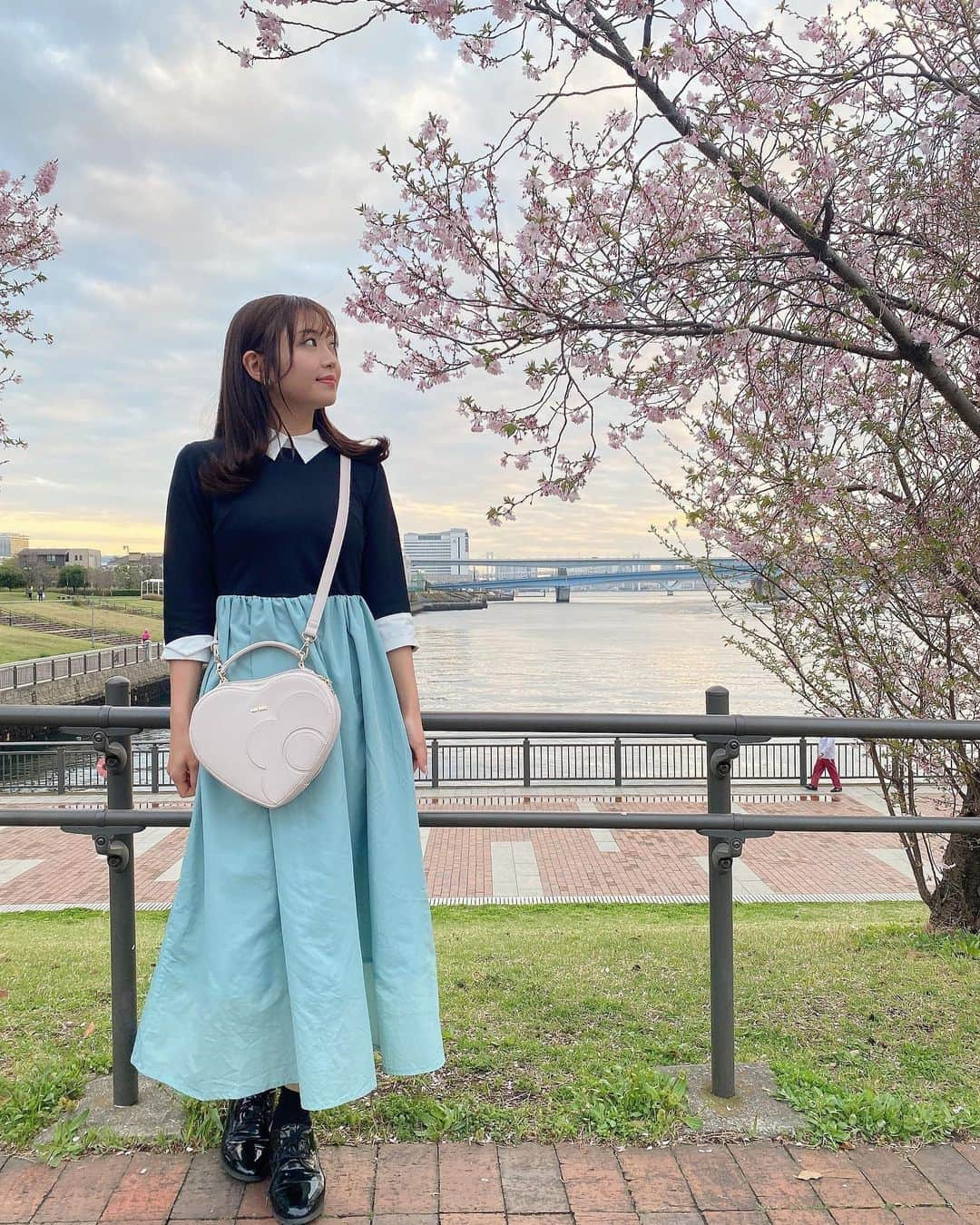 成田梨紗のインスタグラム：「あっという間に4月〜🌸 ⁡ 桜散っちゃうの寂しいな〜🌸 ⁡ プロ野球も開幕してわくわく〜🌸 ⁡ 今シーズンも楽しみだーーー⚾️🙌🏻✨ ⁡ #4月 #新学期 #桜 #春ですね」