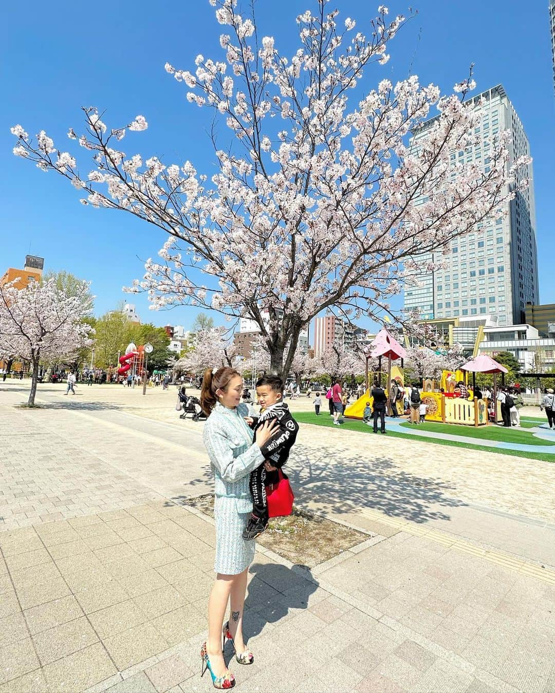 DJ JUICYのインスタグラム：「🌸🌸🌸桜も満開🌸🌸🌸  晴天の日に恵まれた⤴️🙌✨  日本の四季って改めて素敵だなぁと思いました🥹✨　　  花粉は嫌だけど💦💦  お友達も早速出来て、満面の笑みで楽しそうに遊んでる中に、桜がヒラヒラ落ちて🌸  あ〜幸せだなぁ〜って思った🥰🥰🥰  #桜 #満開 #入園式 #4月#春#四季」