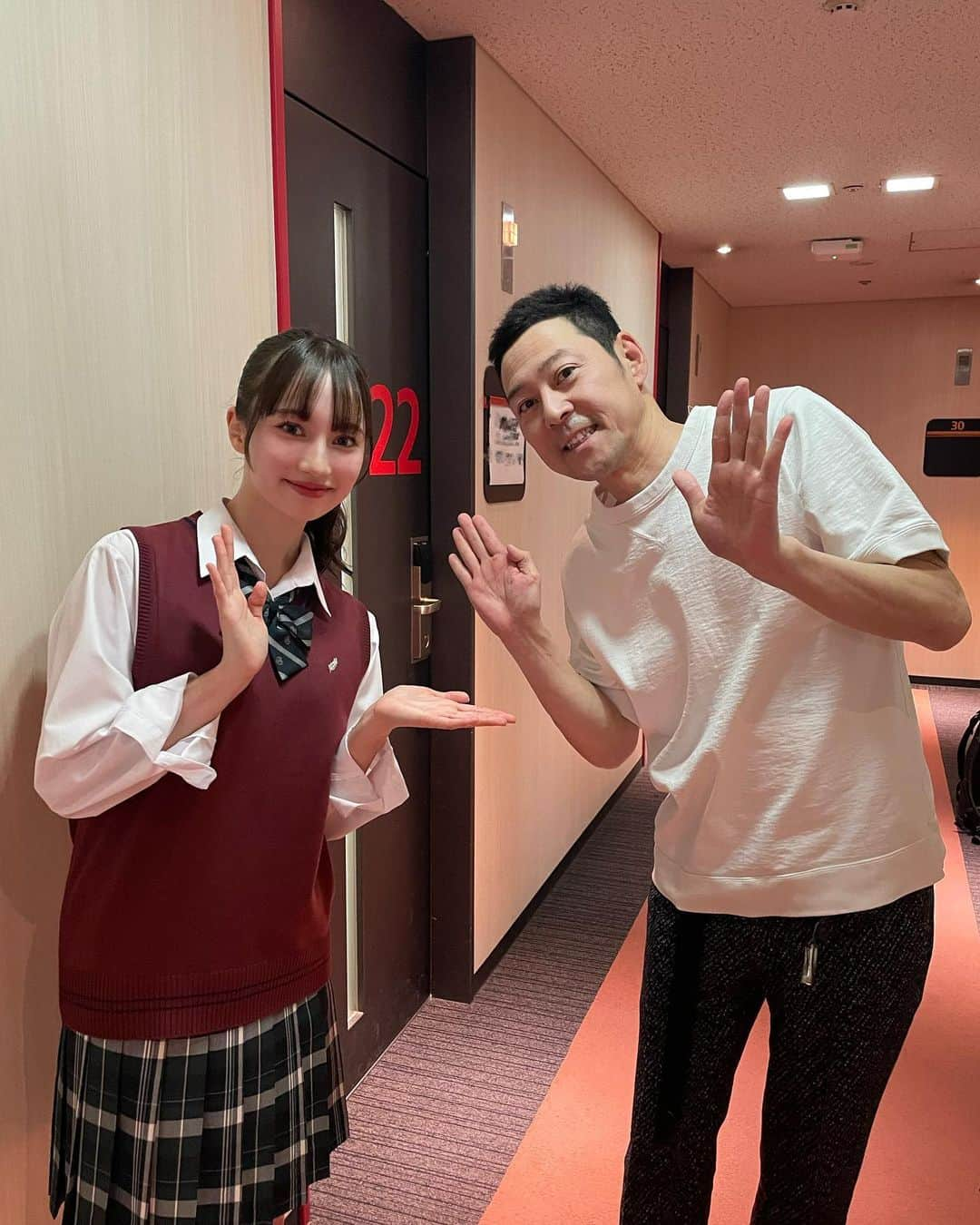 神谷侑理愛のインスタグラム：「👩🏻‍🎓🤳🏻 ⁡ ワイドナショー 高校生最後の撮影ということで 司会の東野幸治さんにもお写真撮って頂きました📷💭 ̖́- ⁡ 私が言葉足らずの時も優しくフォローして下さります🌸 ⁡ ⁡ #ワイドナショー #ワイドナティーン #神谷侑理愛」