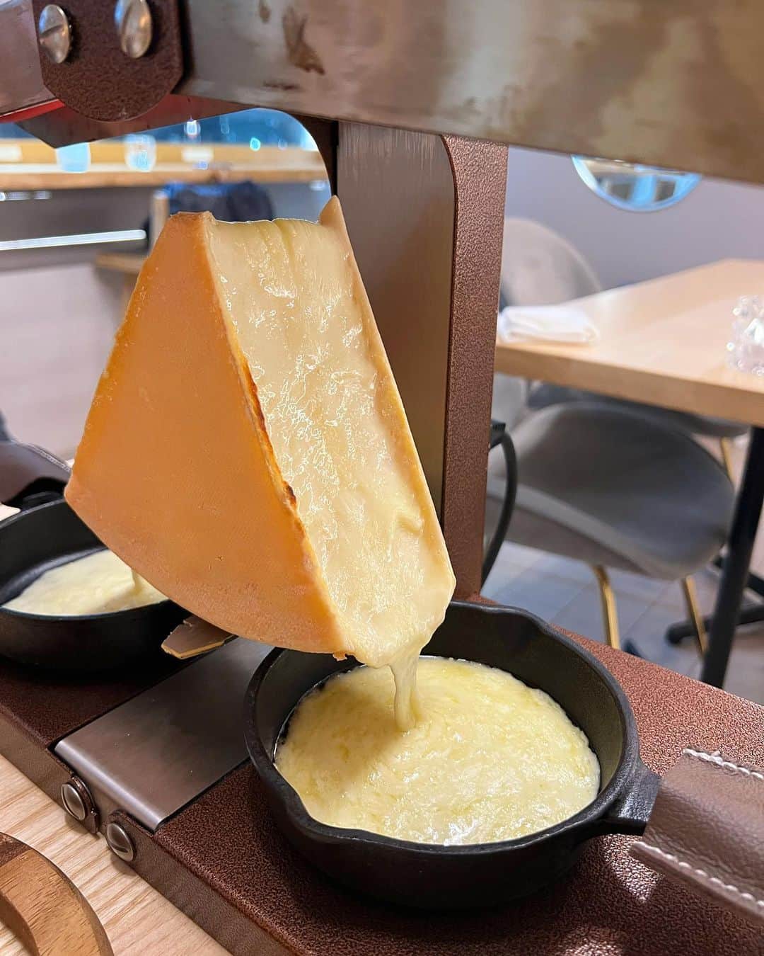 岩根沙恵子?さえみるさんのインスタグラム写真 - (岩根沙恵子?さえみるInstagram)「🧀𝒸𝒽ℯℯ𝓈ℯ ゴルフ女子を誘って女子会🌸⛳️ IN【マークカフェ&グリル 銀座】👏 @mark_cafeandgrill  新たにラクレットチーズコースが スタートしたとのことで 駆けつけてきました🥰😇👍  チーズはカルシウムらタンパク質豊富だから 私は時々食べるようにしてます😉 (食べ過ぎは注意です👀)  花畑牧場のラクレットチーズ❤️ 香りもボリュームも最高っ◎ 「大きくて食べきれないなあ🥹」 と思っていたのだけど••• 美味しすぎて追いチーズしまくり！ ４人でペロリでした🥹🥳❤️笑  ＼今回のコース🧀／ ☑︎おつまみタパス ☑︎北海道産ラクレットチーズ ☑︎北海道産ローストビーフ ☑︎信州産ソーセージ&ハム ☑︎野菜各種 ☑︎まるごとイチゴシャーベット ＋追加でパスタとワッフルまで 平らげました、わたしたち😂☝️  食材にこだわっていて 全て美味しかったからまた行きたい😉  ラクレットコースは 【1日限定4組】とのこと💡 予約してから行ってください♡  番長！お声がけありがとございました💘 @sweetsbanchou   #銀座グルメ #ginzacafe #銀座ランチ #銀座ディナー #食べるの好きな人と繋がりたい #銀座女子会 #ゴルフ女子#ラクレットチーズ #東京グルメ #花畑牧場ラクレットチーズ #花畑牧場 #管理栄養士 #ginzalunch」4月2日 21時53分 - saemiltiii