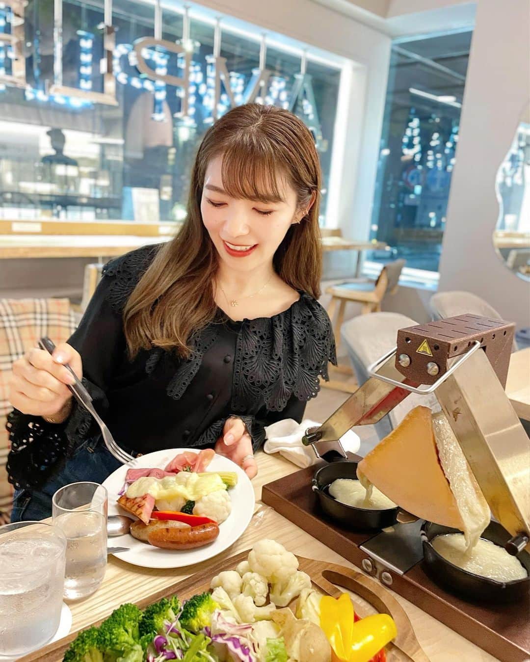 岩根沙恵子?さえみるさんのインスタグラム写真 - (岩根沙恵子?さえみるInstagram)「🧀𝒸𝒽ℯℯ𝓈ℯ ゴルフ女子を誘って女子会🌸⛳️ IN【マークカフェ&グリル 銀座】👏 @mark_cafeandgrill  新たにラクレットチーズコースが スタートしたとのことで 駆けつけてきました🥰😇👍  チーズはカルシウムらタンパク質豊富だから 私は時々食べるようにしてます😉 (食べ過ぎは注意です👀)  花畑牧場のラクレットチーズ❤️ 香りもボリュームも最高っ◎ 「大きくて食べきれないなあ🥹」 と思っていたのだけど••• 美味しすぎて追いチーズしまくり！ ４人でペロリでした🥹🥳❤️笑  ＼今回のコース🧀／ ☑︎おつまみタパス ☑︎北海道産ラクレットチーズ ☑︎北海道産ローストビーフ ☑︎信州産ソーセージ&ハム ☑︎野菜各種 ☑︎まるごとイチゴシャーベット ＋追加でパスタとワッフルまで 平らげました、わたしたち😂☝️  食材にこだわっていて 全て美味しかったからまた行きたい😉  ラクレットコースは 【1日限定4組】とのこと💡 予約してから行ってください♡  番長！お声がけありがとございました💘 @sweetsbanchou   #銀座グルメ #ginzacafe #銀座ランチ #銀座ディナー #食べるの好きな人と繋がりたい #銀座女子会 #ゴルフ女子#ラクレットチーズ #東京グルメ #花畑牧場ラクレットチーズ #花畑牧場 #管理栄養士 #ginzalunch」4月2日 21時53分 - saemiltiii