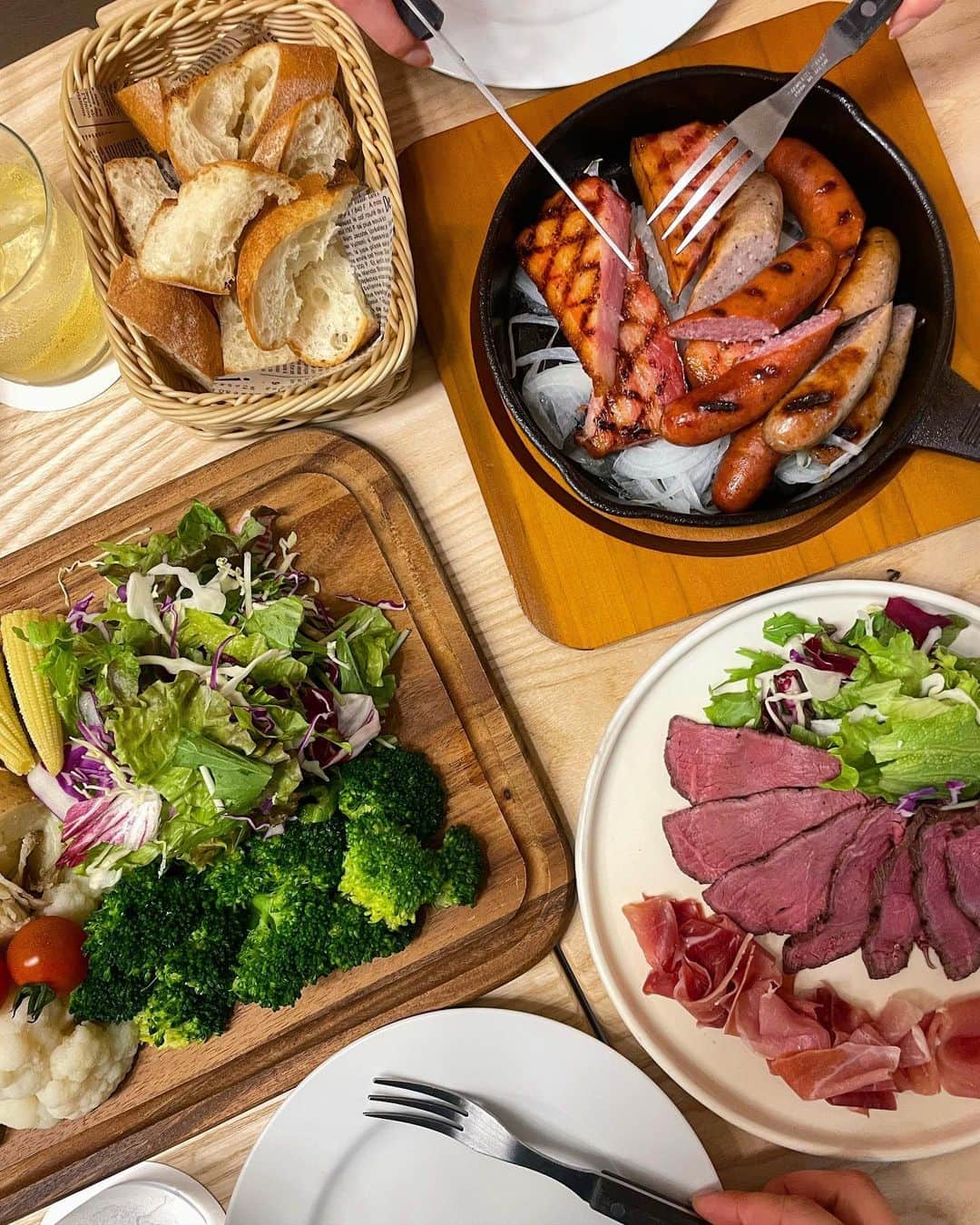 岩根沙恵子?さえみるさんのインスタグラム写真 - (岩根沙恵子?さえみるInstagram)「🧀𝒸𝒽ℯℯ𝓈ℯ ゴルフ女子を誘って女子会🌸⛳️ IN【マークカフェ&グリル 銀座】👏 @mark_cafeandgrill  新たにラクレットチーズコースが スタートしたとのことで 駆けつけてきました🥰😇👍  チーズはカルシウムらタンパク質豊富だから 私は時々食べるようにしてます😉 (食べ過ぎは注意です👀)  花畑牧場のラクレットチーズ❤️ 香りもボリュームも最高っ◎ 「大きくて食べきれないなあ🥹」 と思っていたのだけど••• 美味しすぎて追いチーズしまくり！ ４人でペロリでした🥹🥳❤️笑  ＼今回のコース🧀／ ☑︎おつまみタパス ☑︎北海道産ラクレットチーズ ☑︎北海道産ローストビーフ ☑︎信州産ソーセージ&ハム ☑︎野菜各種 ☑︎まるごとイチゴシャーベット ＋追加でパスタとワッフルまで 平らげました、わたしたち😂☝️  食材にこだわっていて 全て美味しかったからまた行きたい😉  ラクレットコースは 【1日限定4組】とのこと💡 予約してから行ってください♡  番長！お声がけありがとございました💘 @sweetsbanchou   #銀座グルメ #ginzacafe #銀座ランチ #銀座ディナー #食べるの好きな人と繋がりたい #銀座女子会 #ゴルフ女子#ラクレットチーズ #東京グルメ #花畑牧場ラクレットチーズ #花畑牧場 #管理栄養士 #ginzalunch」4月2日 21時53分 - saemiltiii