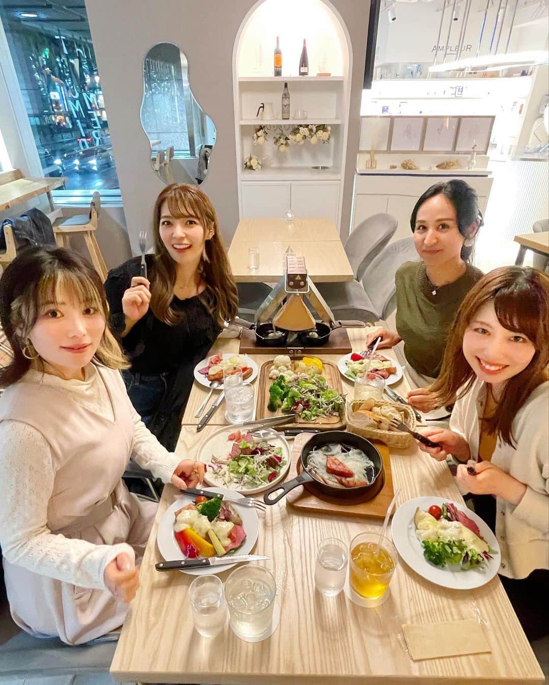 岩根沙恵子?さえみるさんのインスタグラム写真 - (岩根沙恵子?さえみるInstagram)「🧀𝒸𝒽ℯℯ𝓈ℯ ゴルフ女子を誘って女子会🌸⛳️ IN【マークカフェ&グリル 銀座】👏 @mark_cafeandgrill  新たにラクレットチーズコースが スタートしたとのことで 駆けつけてきました🥰😇👍  チーズはカルシウムらタンパク質豊富だから 私は時々食べるようにしてます😉 (食べ過ぎは注意です👀)  花畑牧場のラクレットチーズ❤️ 香りもボリュームも最高っ◎ 「大きくて食べきれないなあ🥹」 と思っていたのだけど••• 美味しすぎて追いチーズしまくり！ ４人でペロリでした🥹🥳❤️笑  ＼今回のコース🧀／ ☑︎おつまみタパス ☑︎北海道産ラクレットチーズ ☑︎北海道産ローストビーフ ☑︎信州産ソーセージ&ハム ☑︎野菜各種 ☑︎まるごとイチゴシャーベット ＋追加でパスタとワッフルまで 平らげました、わたしたち😂☝️  食材にこだわっていて 全て美味しかったからまた行きたい😉  ラクレットコースは 【1日限定4組】とのこと💡 予約してから行ってください♡  番長！お声がけありがとございました💘 @sweetsbanchou   #銀座グルメ #ginzacafe #銀座ランチ #銀座ディナー #食べるの好きな人と繋がりたい #銀座女子会 #ゴルフ女子#ラクレットチーズ #東京グルメ #花畑牧場ラクレットチーズ #花畑牧場 #管理栄養士 #ginzalunch」4月2日 21時53分 - saemiltiii