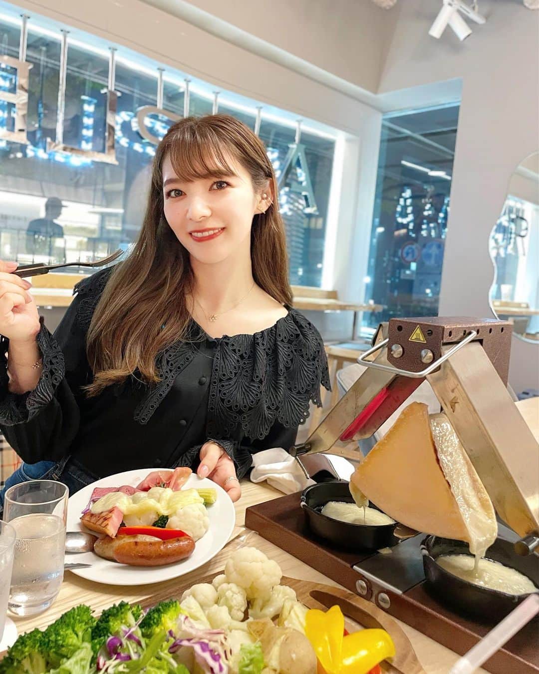 岩根沙恵子?さえみるさんのインスタグラム写真 - (岩根沙恵子?さえみるInstagram)「🧀𝒸𝒽ℯℯ𝓈ℯ ゴルフ女子を誘って女子会🌸⛳️ IN【マークカフェ&グリル 銀座】👏 @mark_cafeandgrill  新たにラクレットチーズコースが スタートしたとのことで 駆けつけてきました🥰😇👍  チーズはカルシウムらタンパク質豊富だから 私は時々食べるようにしてます😉 (食べ過ぎは注意です👀)  花畑牧場のラクレットチーズ❤️ 香りもボリュームも最高っ◎ 「大きくて食べきれないなあ🥹」 と思っていたのだけど••• 美味しすぎて追いチーズしまくり！ ４人でペロリでした🥹🥳❤️笑  ＼今回のコース🧀／ ☑︎おつまみタパス ☑︎北海道産ラクレットチーズ ☑︎北海道産ローストビーフ ☑︎信州産ソーセージ&ハム ☑︎野菜各種 ☑︎まるごとイチゴシャーベット ＋追加でパスタとワッフルまで 平らげました、わたしたち😂☝️  食材にこだわっていて 全て美味しかったからまた行きたい😉  ラクレットコースは 【1日限定4組】とのこと💡 予約してから行ってください♡  番長！お声がけありがとございました💘 @sweetsbanchou   #銀座グルメ #ginzacafe #銀座ランチ #銀座ディナー #食べるの好きな人と繋がりたい #銀座女子会 #ゴルフ女子#ラクレットチーズ #東京グルメ #花畑牧場ラクレットチーズ #花畑牧場 #管理栄養士 #ginzalunch」4月2日 21時53分 - saemiltiii