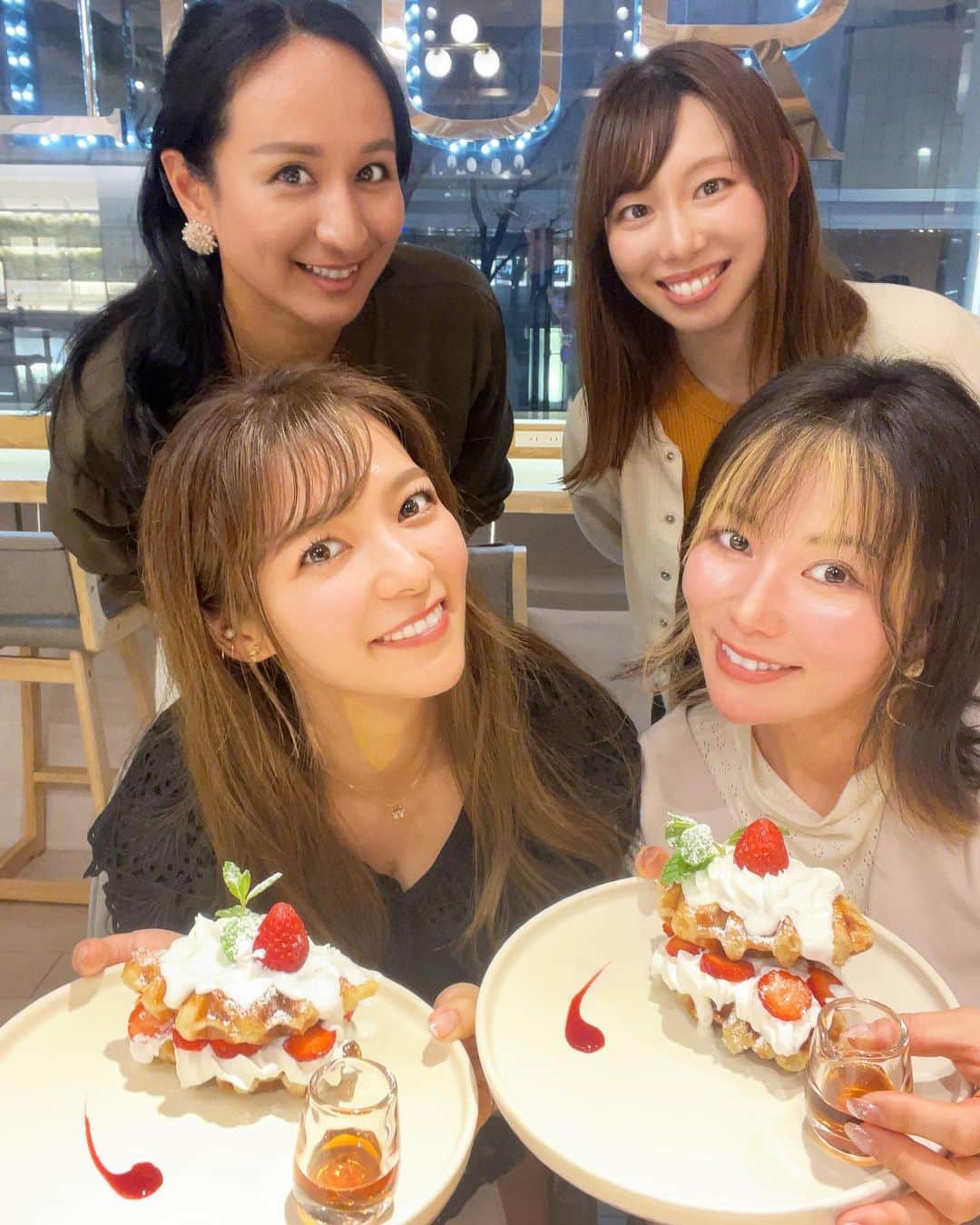 岩根沙恵子?さえみるさんのインスタグラム写真 - (岩根沙恵子?さえみるInstagram)「🧀𝒸𝒽ℯℯ𝓈ℯ ゴルフ女子を誘って女子会🌸⛳️ IN【マークカフェ&グリル 銀座】👏 @mark_cafeandgrill  新たにラクレットチーズコースが スタートしたとのことで 駆けつけてきました🥰😇👍  チーズはカルシウムらタンパク質豊富だから 私は時々食べるようにしてます😉 (食べ過ぎは注意です👀)  花畑牧場のラクレットチーズ❤️ 香りもボリュームも最高っ◎ 「大きくて食べきれないなあ🥹」 と思っていたのだけど••• 美味しすぎて追いチーズしまくり！ ４人でペロリでした🥹🥳❤️笑  ＼今回のコース🧀／ ☑︎おつまみタパス ☑︎北海道産ラクレットチーズ ☑︎北海道産ローストビーフ ☑︎信州産ソーセージ&ハム ☑︎野菜各種 ☑︎まるごとイチゴシャーベット ＋追加でパスタとワッフルまで 平らげました、わたしたち😂☝️  食材にこだわっていて 全て美味しかったからまた行きたい😉  ラクレットコースは 【1日限定4組】とのこと💡 予約してから行ってください♡  番長！お声がけありがとございました💘 @sweetsbanchou   #銀座グルメ #ginzacafe #銀座ランチ #銀座ディナー #食べるの好きな人と繋がりたい #銀座女子会 #ゴルフ女子#ラクレットチーズ #東京グルメ #花畑牧場ラクレットチーズ #花畑牧場 #管理栄養士 #ginzalunch」4月2日 21時53分 - saemiltiii
