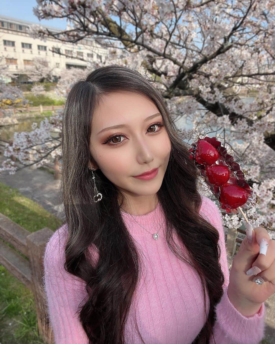 𝐌𝐈𝐘𝐀𝐁𝐈さんのインスタグラム写真 - (𝐌𝐈𝐘𝐀𝐁𝐈Instagram)「メイクも服もぴんくの日🌸💗💞  いちごあめ食べたくてお花見いてきた🍓  #お花見コーデ #ピンクコーデ #ピンクメイク #桜スポット #春コーデ」4月2日 21時54分 - miii_b1n