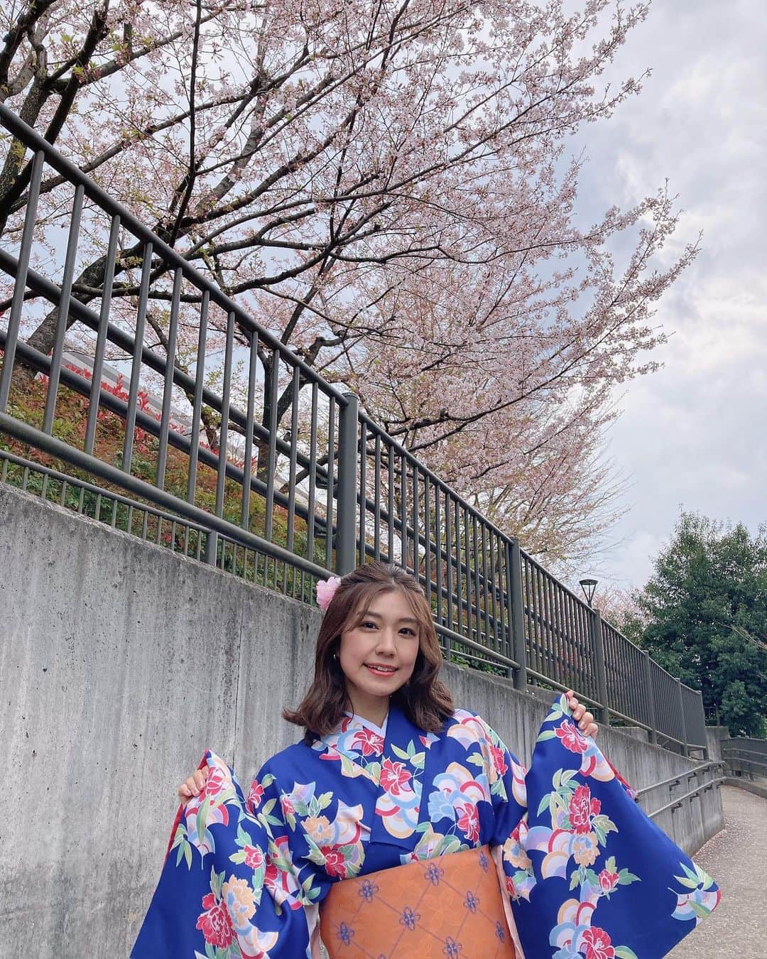 のインスタグラム：「本日はお花見オンライントークイベントにご参加してくださった皆さんありがとうございました🌸 久々の着物でウキウキしました！ 楽しい時間をありがとう、新年度になり大変なこともあるかもしれないけれど、今日みたいな時間を忘れずに自分なりに楽しんでいきたいね🕊✨ また逢える日も楽しみにしてます。 チェキと生写真もお楽しみに〜！！ . #オンラインイベント  #お花見 #4月 #着物 #藤木由貴」