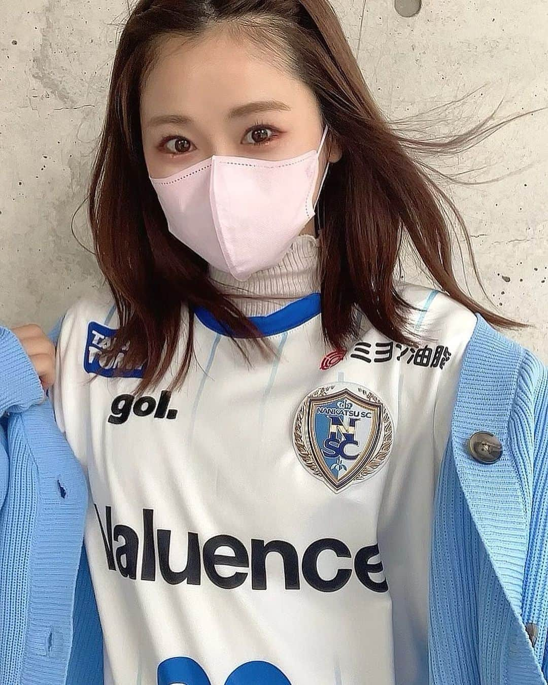 長谷川ゆうのインスタグラム：「南葛SC開幕戦へ💙  オーセンティックユニ エンブレムがめちゃくちゃかっこいい♡  初ユニは長谷川悠選手です！ 32番！！ そして人生で初めて 「家からユニフォーム」 憧れのサポータースタイルで行きました♡  ちょっと緊張した笑  . . #南葛sc #サッカー #サッカー観戦 #gol #ユニフォーム #⚽️ #💙」