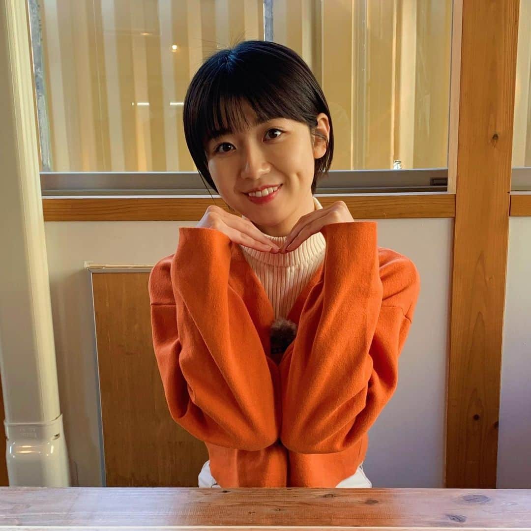 のインスタグラム：「#ひなとりっぷ 初回放送 いよいよ明日12:30〜🌼  この日のロケではこのポーズにハマっていたのか、このポーズしてる写真ばかり出てきます🤣 次のロケではどんなポーズしよ🤔🤔  #宮崎 #女子旅 #ロケ」