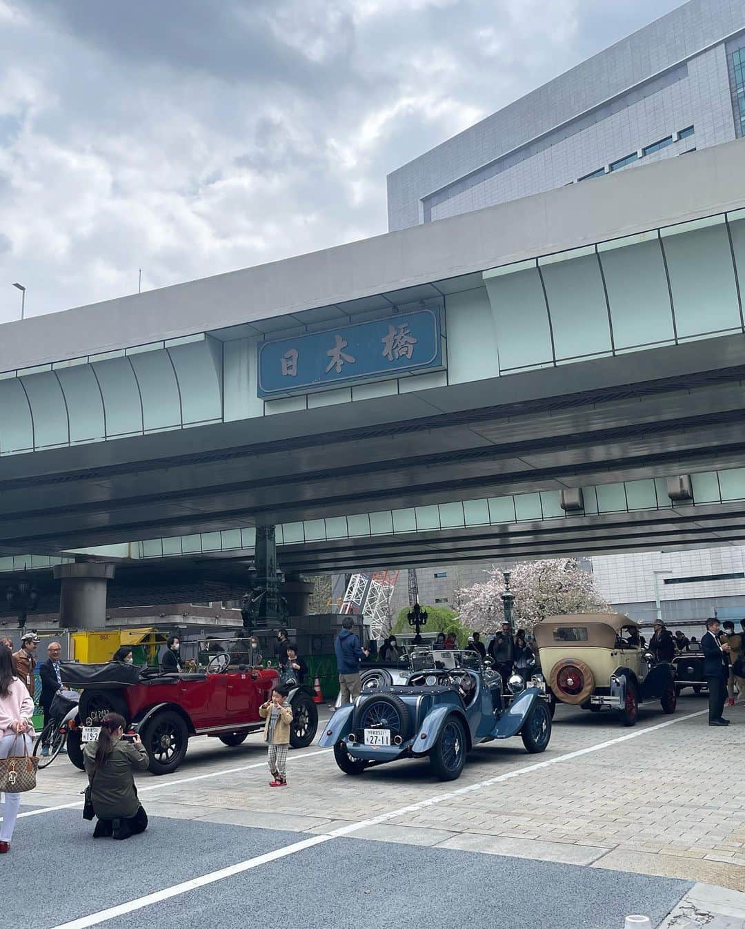 須賀由美子さんのインスタグラム写真 - (須賀由美子Instagram)「今日は舞台のお稽古前に、 栃木でいつも #クラシックカー のイベント主催でお世話になっている方にお誘いただき 日本橋で行われていた #クラシックカー のイベント、 4年ぶりの #ジャパン・クラシック・オートモービル にお邪魔しました。 さらに、、、なんと、、 #日本橋 #水戯庵 で麗しい鯛茶漬けを頂きました！！ はぁ。美味しかったー！！ そしてそして空間が素敵過ぎた。 #能舞台 見てみたい。  さらにいうと いつかここで朗読と和の音楽とか 着物着て、海外のお客様とかにも できたらすごいいいなぁ。 お誘いありがとうございました🌟」4月2日 22時01分 - tottiyumi