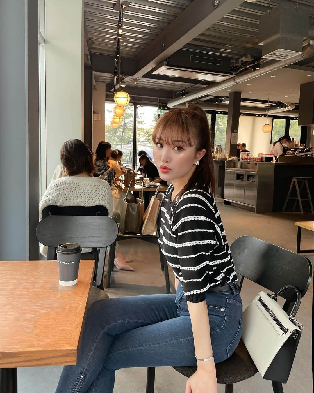 NIJIKOのインスタグラム：「𝘿𝙀𝙉𝙄𝙈  𝒍𝒐𝒗𝒆𝒓👖💋 ⁡  今季の私服はデニム率高め🌸 今日もぽかぽかで心地よかったなぁ〜。  最近のデニムコーデ達❤️❤️❤️ （▶︎swipe 3コーデ載せてます❤︎）  『発売いつですか？！』と 沢山のお問合せをいただいているスキニーデニム。  岡山の歴史ある職人さんが １本１本手作業で加工を施してくださっているので 予想よりお時間頂戴しておりますが‥ その分、間違いなく履き心地含め感動していただけるはず！  もう少々お待ちくださいね😌✨」