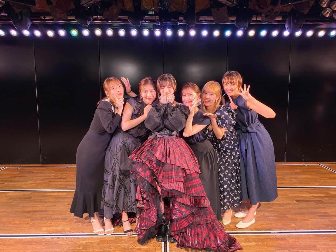 西野未姫のインスタグラム：「奈々の卒業公演❤️  みんなが涙しているところを見て、奈々がどれだけ愛されていて、AKB48に奈々の存在がどれだけ大きかったのかをすごく実感して私も涙が、、、😢✨  本当に約10年間お疲れさま🥹💓  そして卒業おめでとう！！！」
