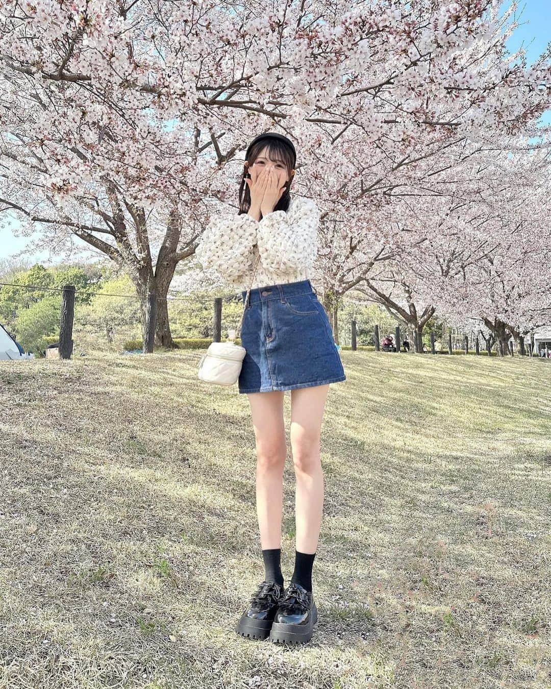田口未彩のインスタグラム：「♡  桜が散る前に写真撮れた🌸  トップス♡ @gravail  ボトムス♡ @grl_official   .」
