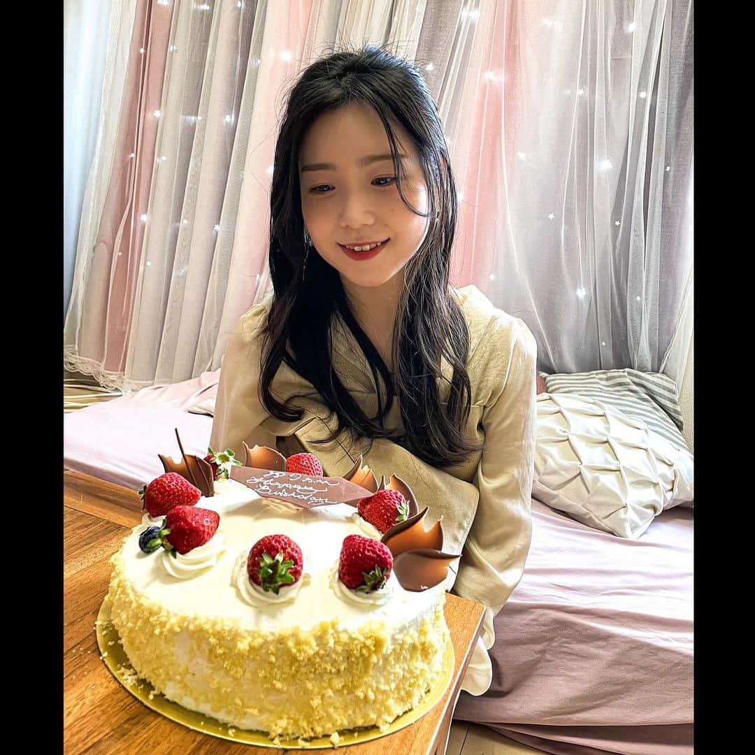 葉山柚子さんのインスタグラム写真 - (葉山柚子Instagram)「今年も素敵な誕生日 ありがとう🎂❣️  #ケーキ２つ #贅沢ね〜 #33歳早いわね #ありがとう #アホ毛」4月2日 22時03分 - hayama_yuko
