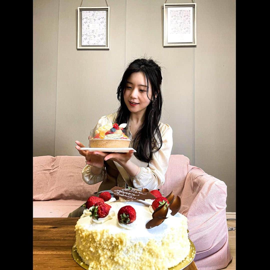 葉山柚子さんのインスタグラム写真 - (葉山柚子Instagram)「今年も素敵な誕生日 ありがとう🎂❣️  #ケーキ２つ #贅沢ね〜 #33歳早いわね #ありがとう #アホ毛」4月2日 22時03分 - hayama_yuko