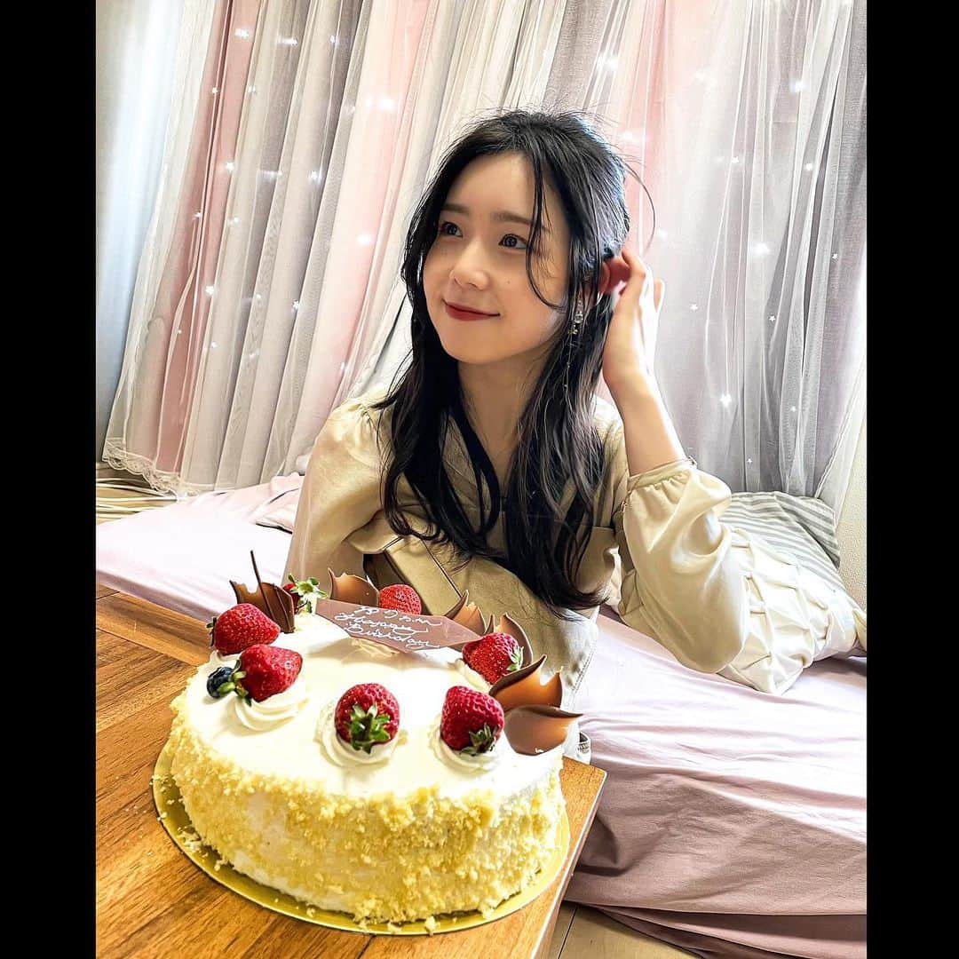 葉山柚子のインスタグラム：「今年も素敵な誕生日 ありがとう🎂❣️  #ケーキ２つ #贅沢ね〜 #33歳早いわね #ありがとう #アホ毛」