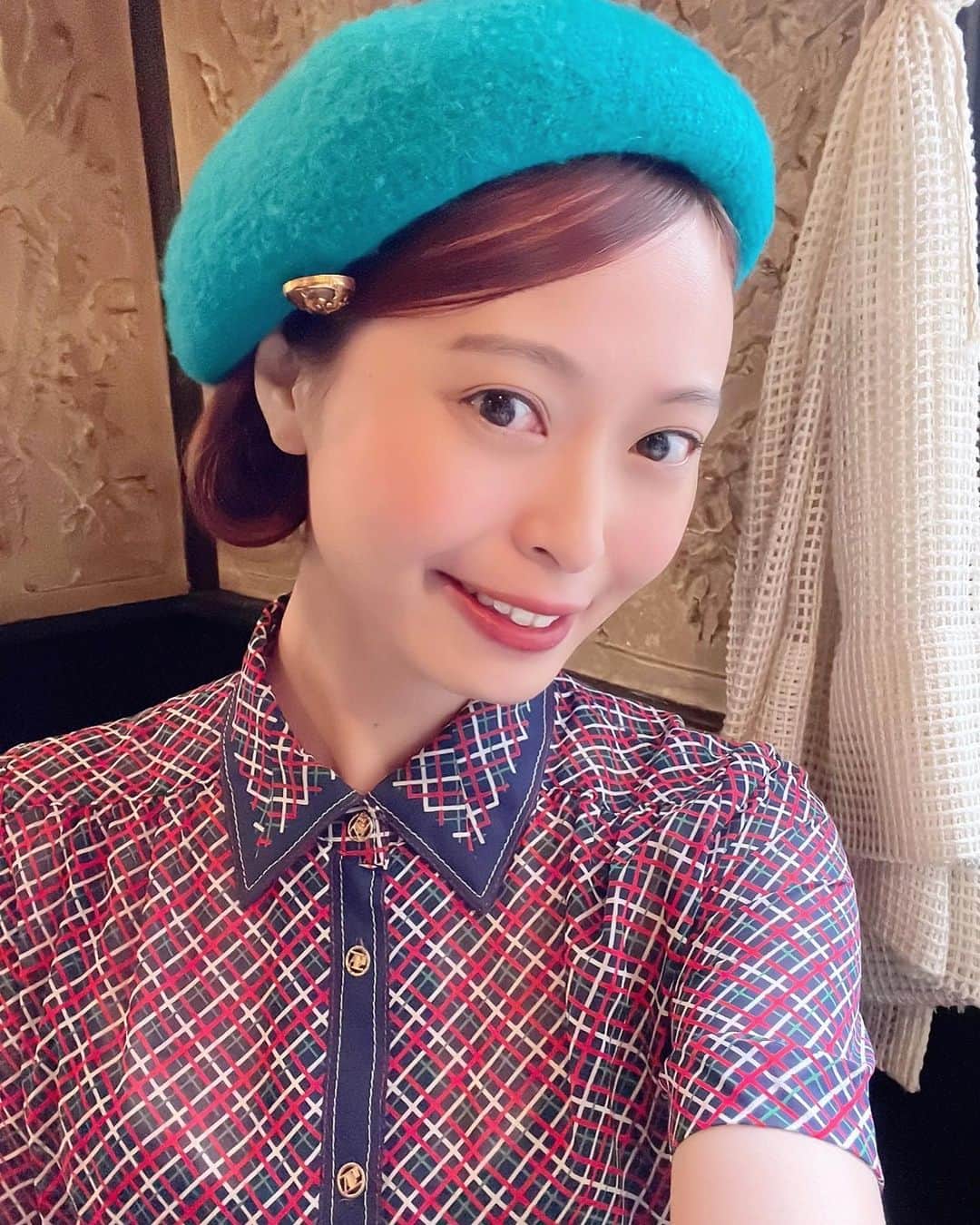 のインスタグラム：「🎠☆。.:＊・゜ ⁡ ⁡ 先日の動画の撮影で 60'sの昭和レトロな女子になりました💐 ⁡ ヘアもボブ風にしていただいて いつもと違う雰囲気にワクワク💖 ⁡ ⁡ 公開日楽しみだなぁ♡ ⁡ ⁡ #広告撮影 #動画撮影 #撮影 #モデル #ムービー #昭和レトロ #レトロ #ベレー帽 #ワンピース」
