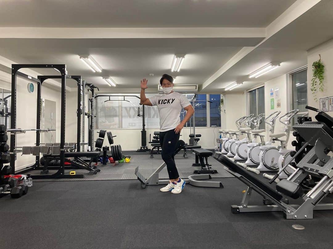 原田大輔のインスタグラム：「.  KICKY GYM トレーナーの初日を終えました。  会員様に直接指導させて頂くことによってトレーナーとしての楽しさを感じました。  まだまだヤングボーイ  いろんな経験して目指すはトレーナーとしての  ヤングマスター！  明日は鶴見駅前店で18:00〜22:00までいます。  @kicky_fitness_tsurumi   #KICKY」