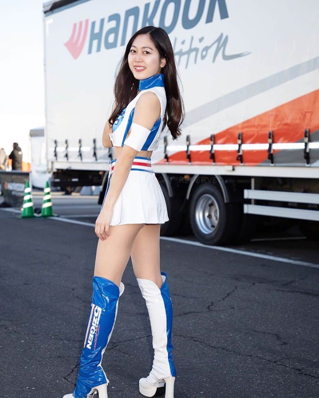 岡本麻佑のインスタグラム：「. Hankook様とコラボ🥹🚚🛞🧡  #team5zigen#team5zigen9560girls#カフェきゅうごろう#スーパー耐久#s耐#supertaikyu#レースクイーン#racequeen#hankook」