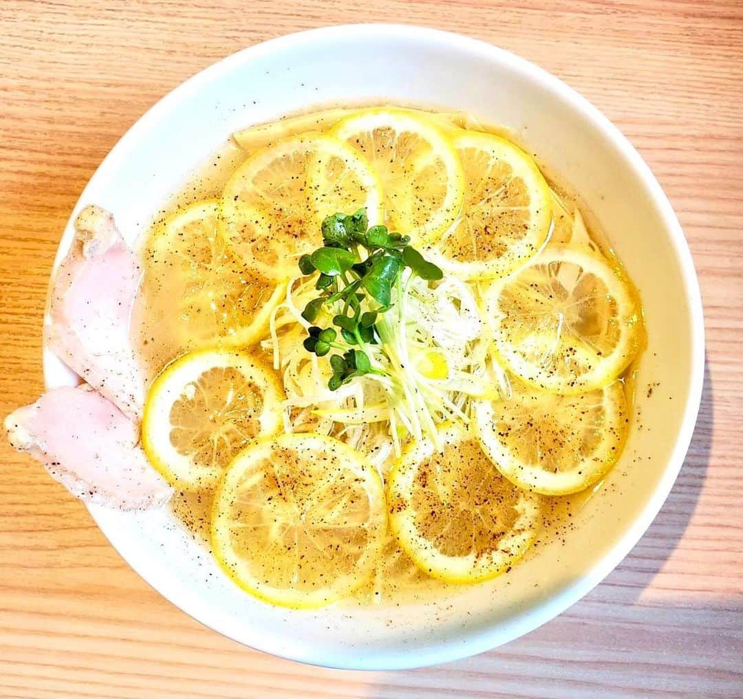 伊地知潔さんのインスタグラム写真 - (伊地知潔Instagram)「横浜のラーメン屋「中華そば　ふじ田」で伊地知潔 監修のラーメンを、4月3日(月)から6月30日(金)まで期間限定で販売します！ お近くの方お待ちしています^ ^  ■「瀬戸内レモン塩ラーメンステッカー付き」　1200円 ■「瀬戸内レモンサワー」　600円  中華そば　ふじ田 横浜市南区宿町1-18-1武藤ビル1F 営業時間　11:00〜14:00 / 17:00〜21:00 定休日 日曜 #伊地知潔」4月2日 22時09分 - kiyoshiakg