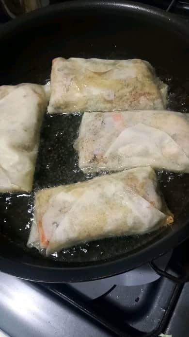 塩原康孝のインスタグラム：「はるまきをなかみつくってまいてあげただけのごはんです。  #料理好き #料理記録 #料理男子 #料理バンドマン #料理おじさん #春巻き」