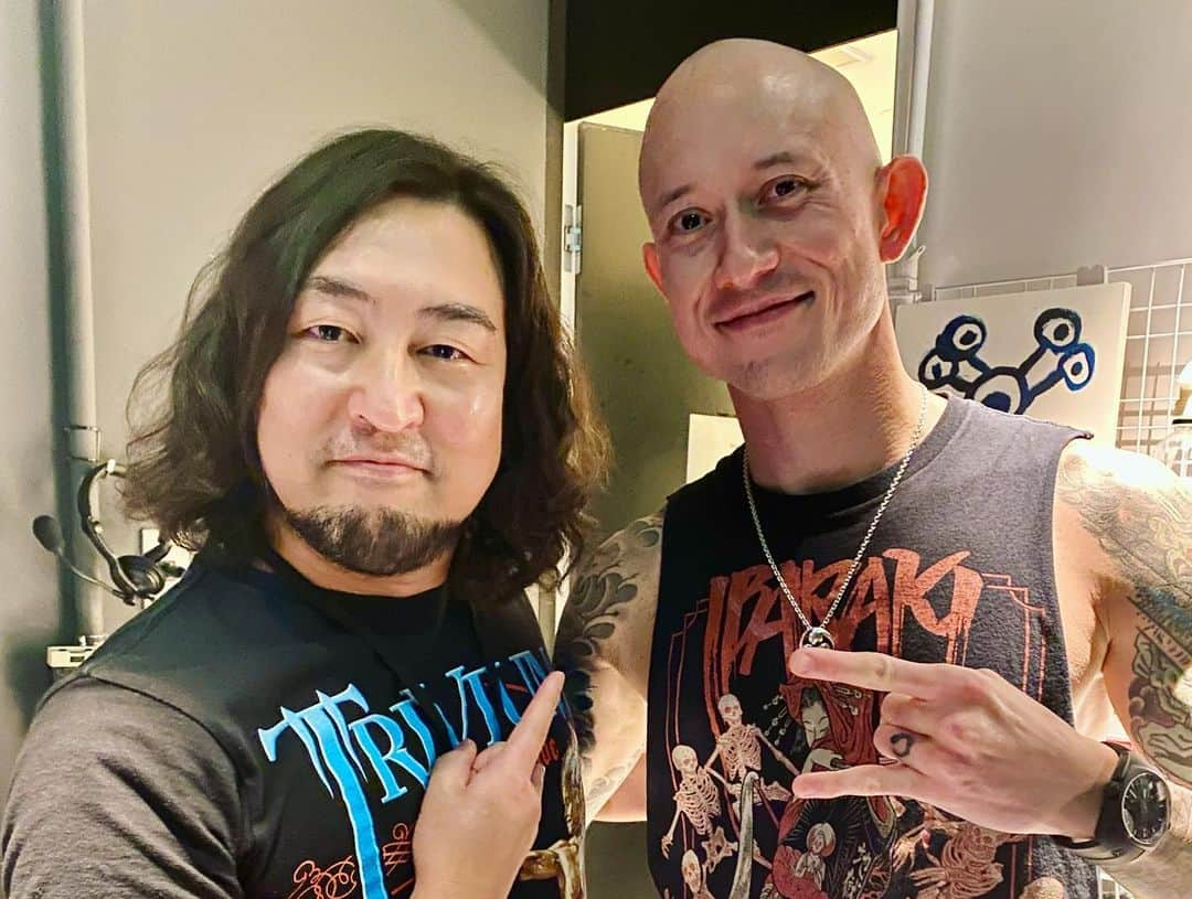 澤田修さんのインスタグラム写真 - (澤田修Instagram)「ノットフェスで最高のライブを見せた #TRIVIUM   の #マシューキイチヒーフィー のトーク＆ミニライブのMCを担当しました。 マットさん再来日を熱望してました！単独公演、実現して欲しい！   #Knotfest  #trivium  #mattheafy  #mattkiichiheafy  #epiphone  #RealRocks」4月2日 22時12分 - nikushokuju1