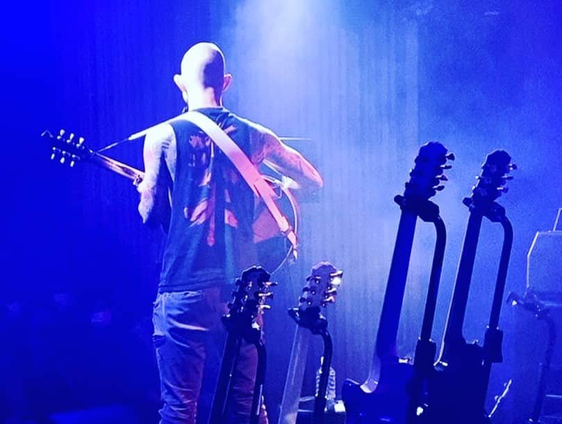 澤田修のインスタグラム：「ノットフェスで最高のライブを見せた #TRIVIUM   の #マシューキイチヒーフィー のトーク＆ミニライブのMCを担当しました。 マットさん再来日を熱望してました！単独公演、実現して欲しい！   #Knotfest  #trivium  #mattheafy  #mattkiichiheafy  #epiphone  #RealRocks」